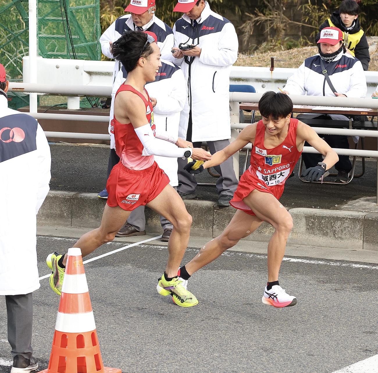 平塚中継所、城西大7区林（左）は3位で8区小田にたすきを渡す（撮影・河田真司）