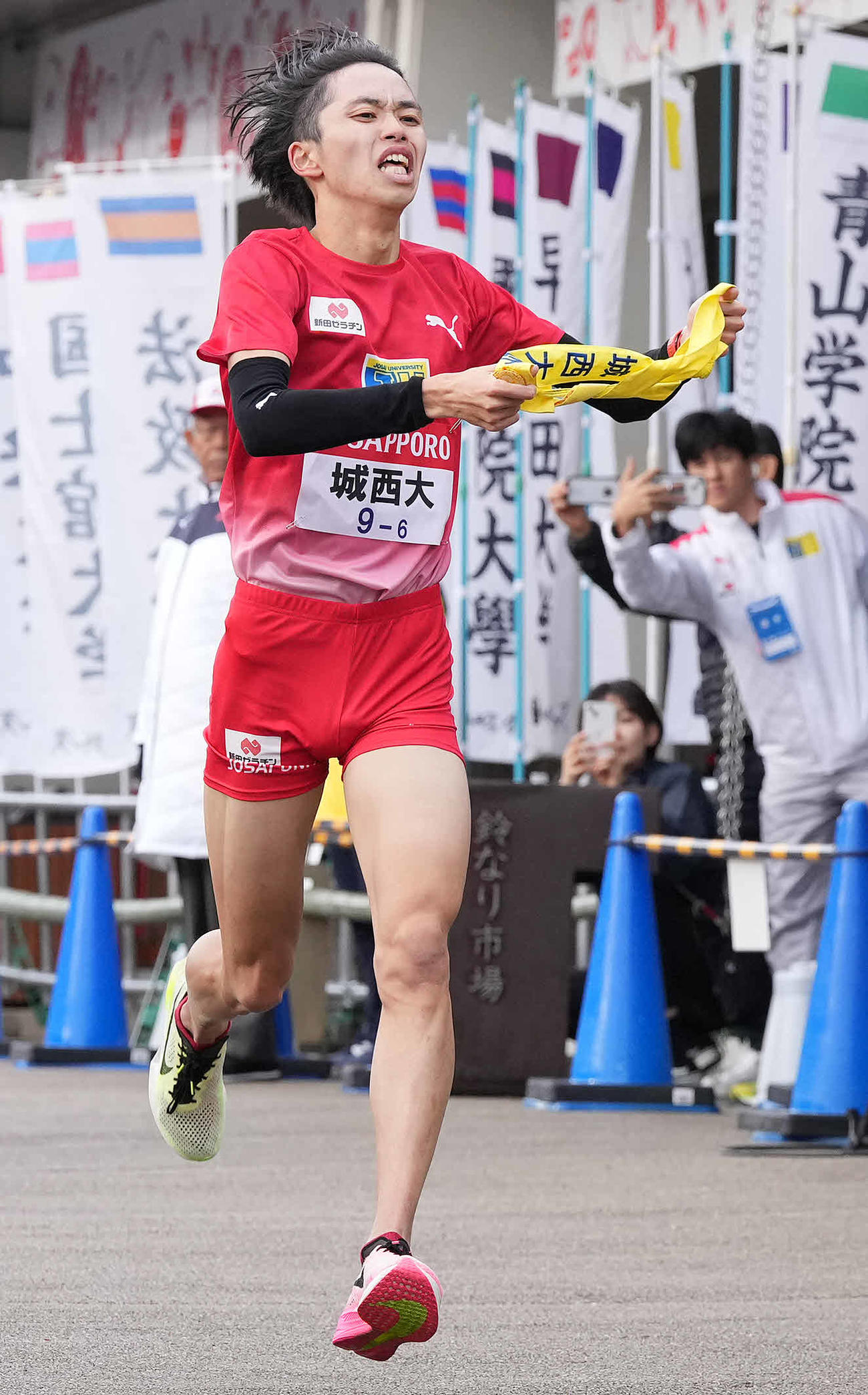 小田原中継所に到着した城西大6区久保出（撮影・鈴木みどり）