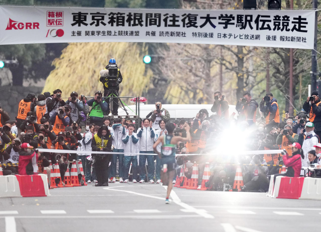 1位でゴールする10区宇田川（手前）を迎える青学大・原監督（中央）ら選手たち（撮影・菅敏）