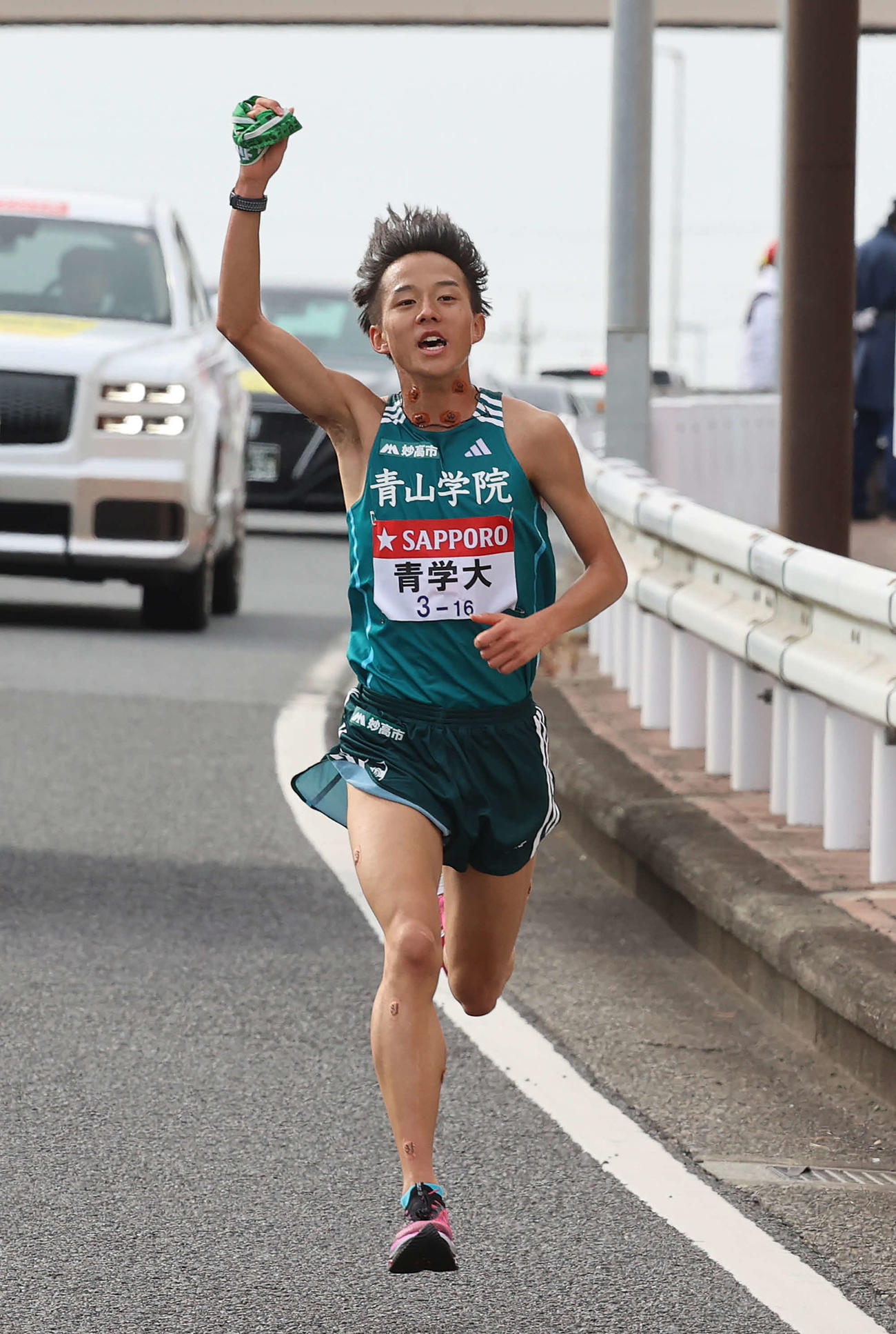 8区、たすきを掲げて戸塚中継所に向かう青学大・塩出（撮影・河野匠）