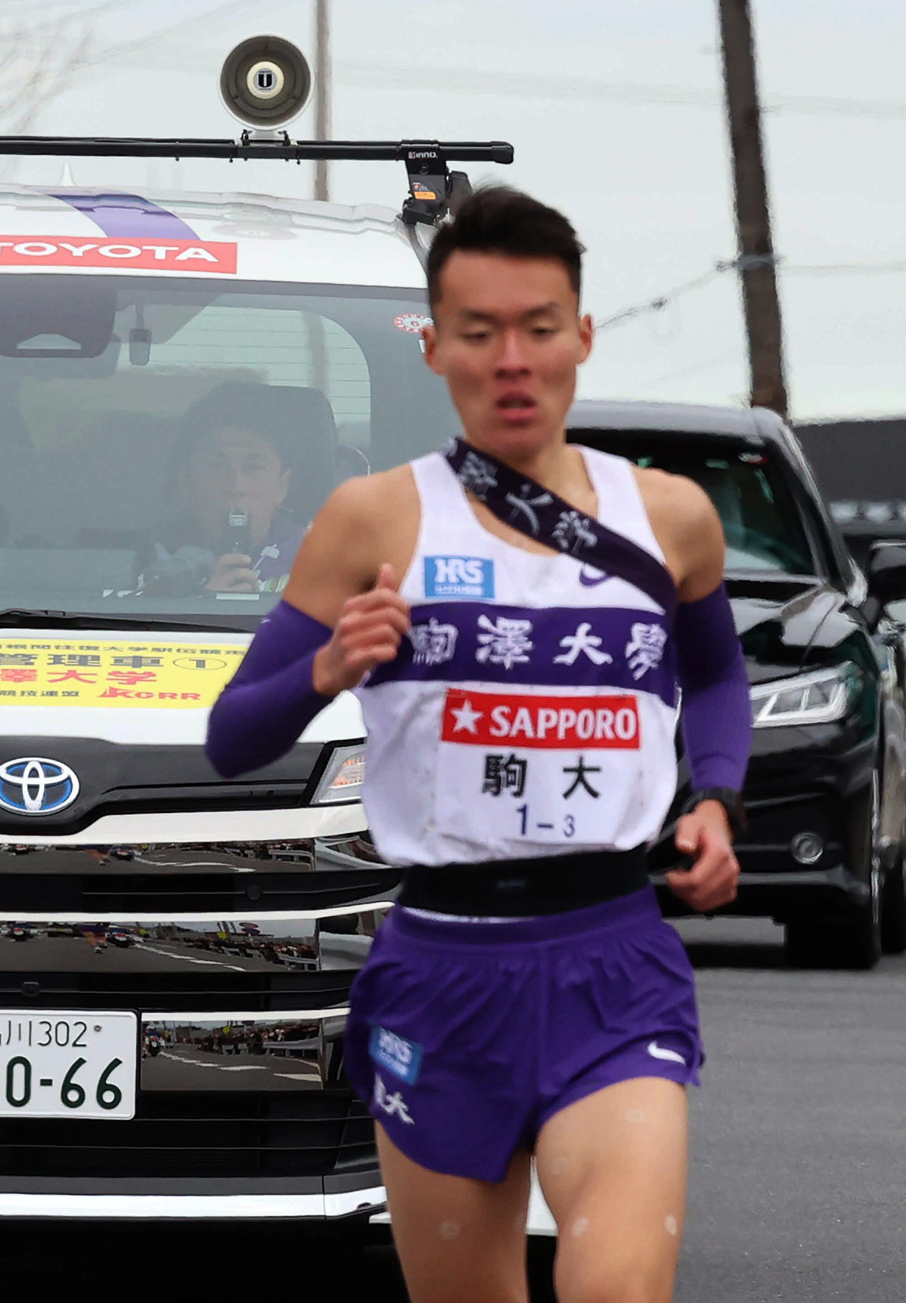 3区、駒大・藤田監督（後方）に声をかけられる佐藤（撮影・河野匠）