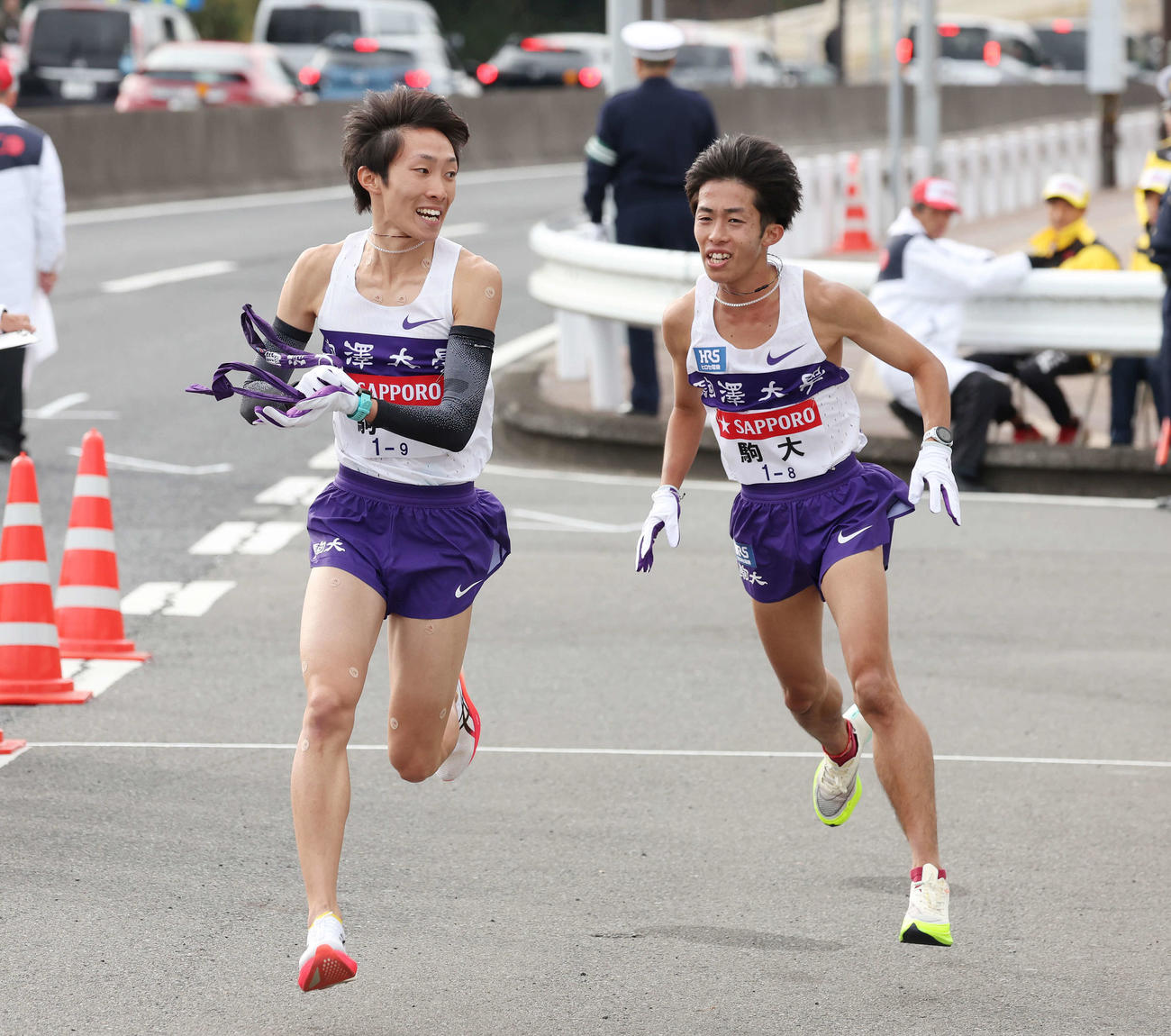駒大8区赤星（右）は戸塚中継所を2位で9区花尾にタスキをつなぐ（撮影・宮地輝）