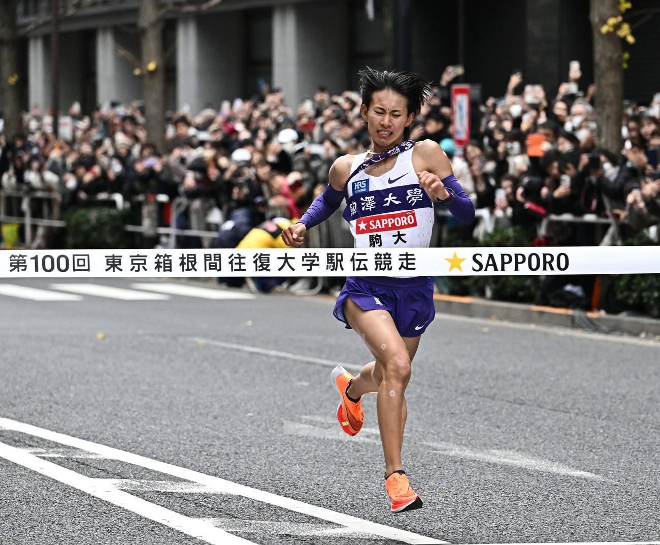 2位でゴールする駒大10区庭瀬（撮影・滝沢徹郎）