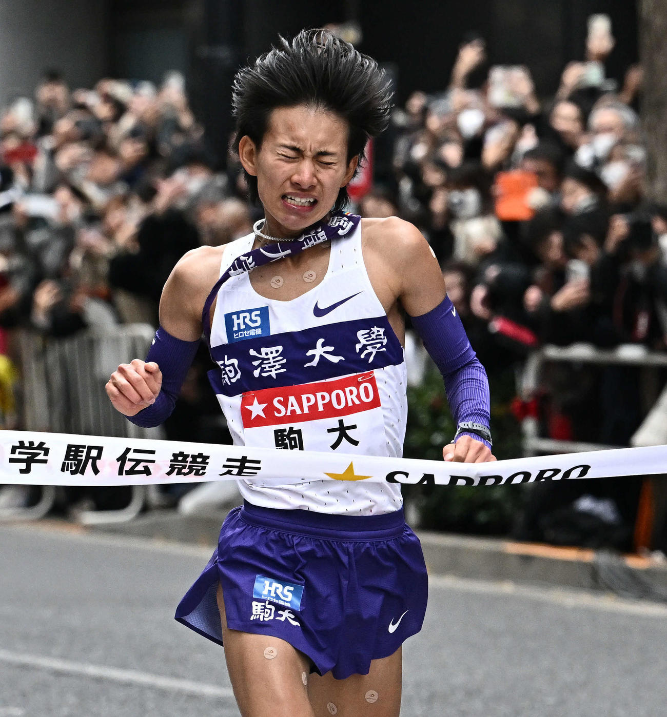 2位でゴールする駒大10区庭瀬（撮影・滝沢徹郎）