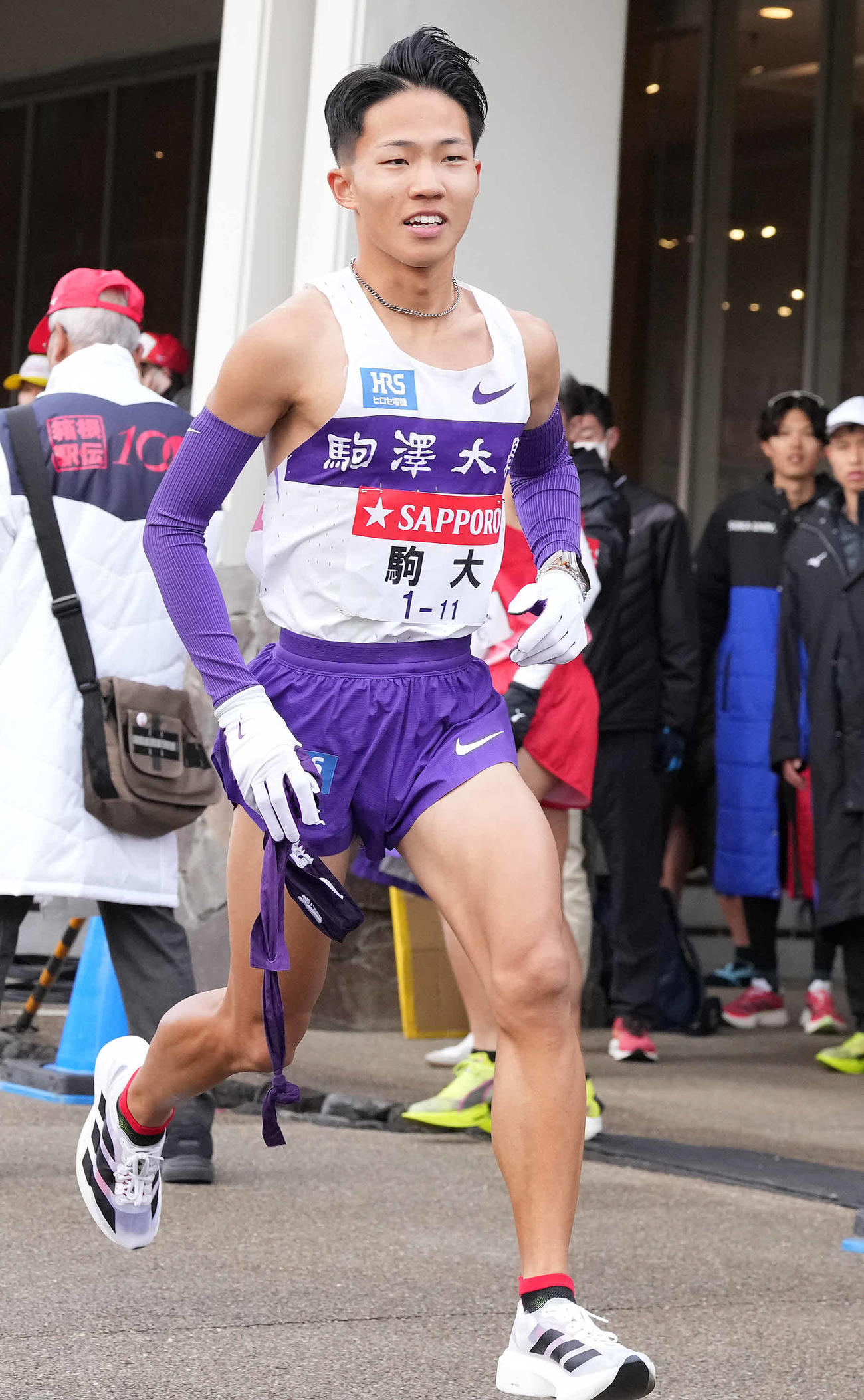 小田原中継所を出発する駒大7区安原（撮影・鈴木みどり）
