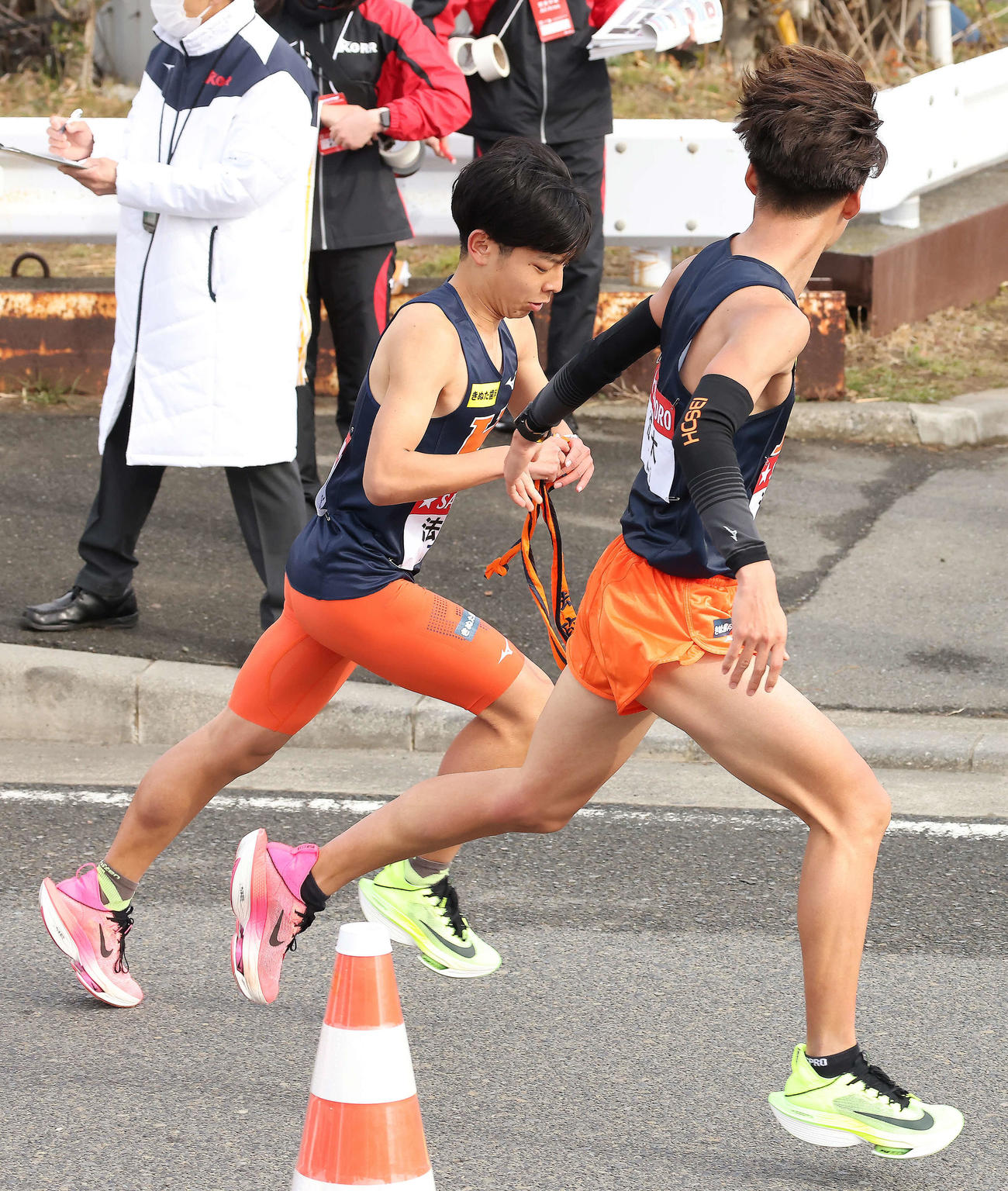 平塚中継所、法大7区矢原（右）は6位で8区清水にたすきを渡す（撮影・河田真司）