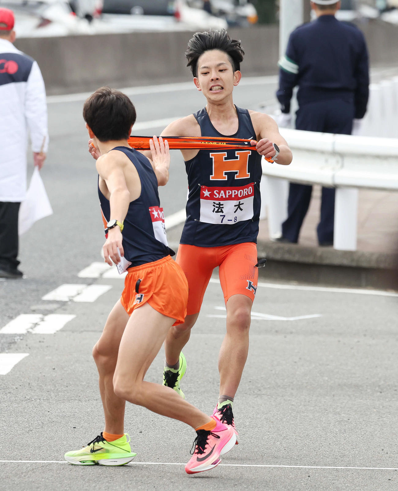 法大8区清水（右）は戸塚中継所を6位で9区稲毛にタスキをつなぐ（撮影・宮地輝）
