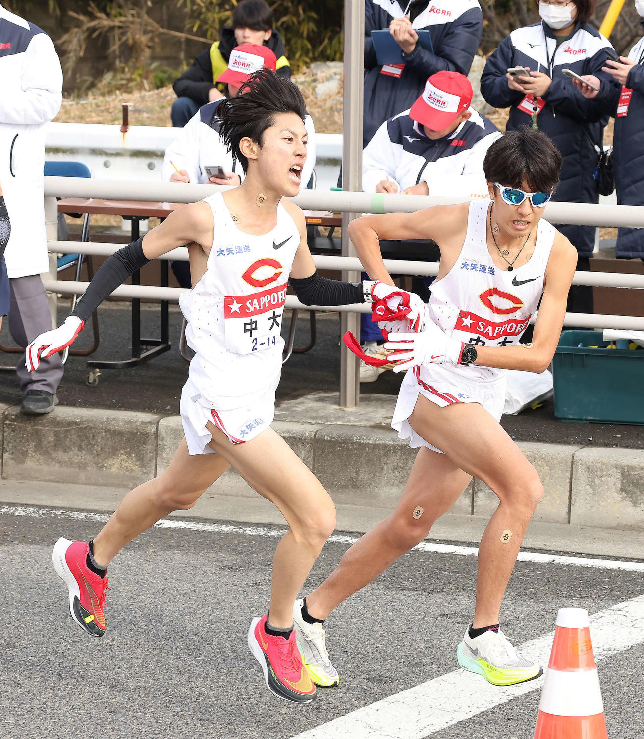 平塚中継所、中大7区吉居駿（左）は4位で8区阿部にたすきを渡す（撮影・河田真司）
