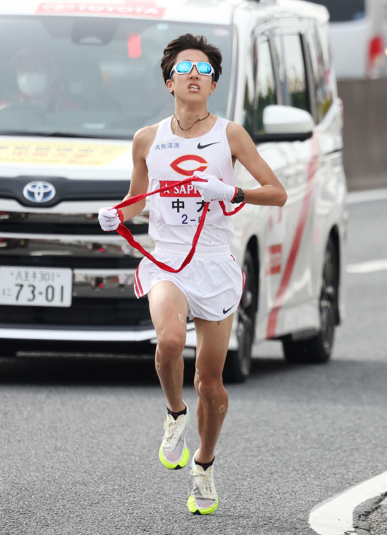 戸塚中継所に駆け込む中大8区阿部（撮影・宮地輝）