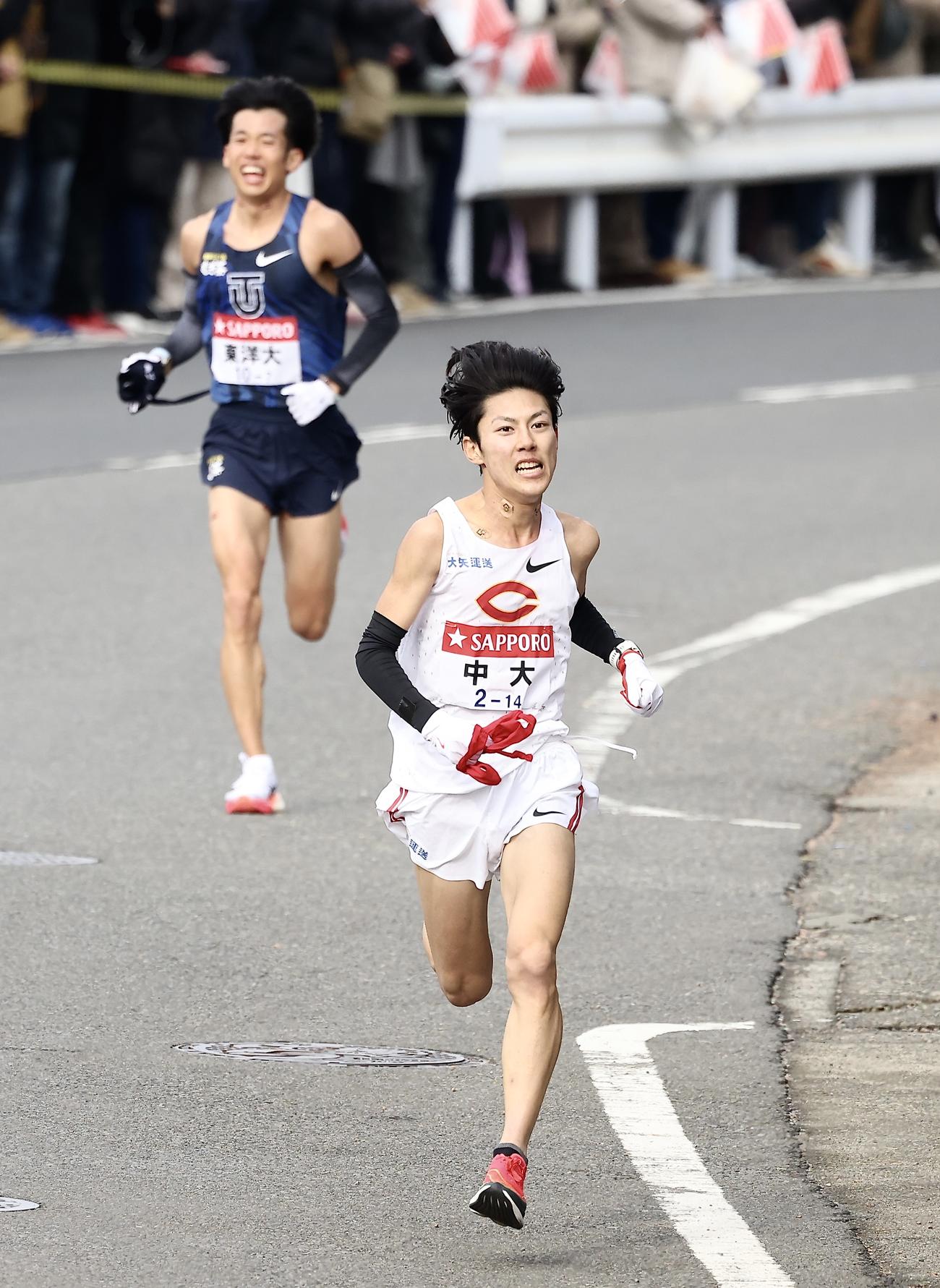 平塚中継所手前を力走する中大7区吉居駿（手前）（撮影・河田真司）