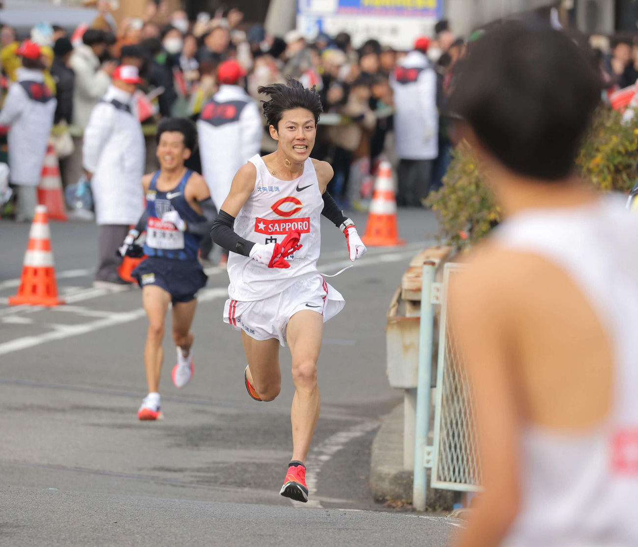 7区区間賞の中大・吉居駿（中央）（代表撮影）