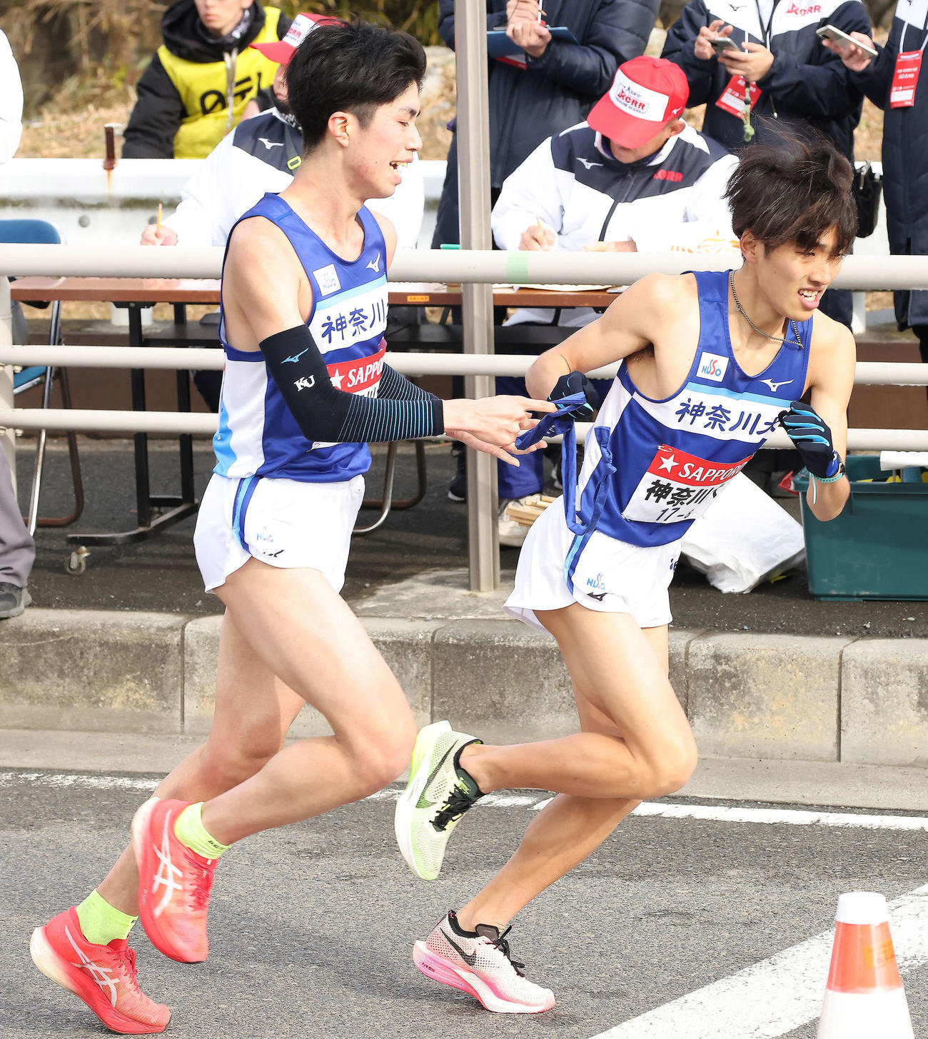 平塚中継所、神奈川大7区新妻（左）は13位で8区高橋（撮影・河田真司）