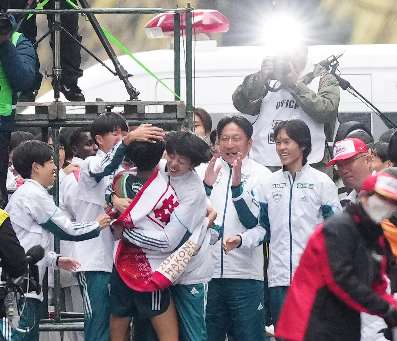 1位でゴールする10区宇田川（手前）を迎える青学大・原監督（中央）ら選手たち（撮影・菅敏）