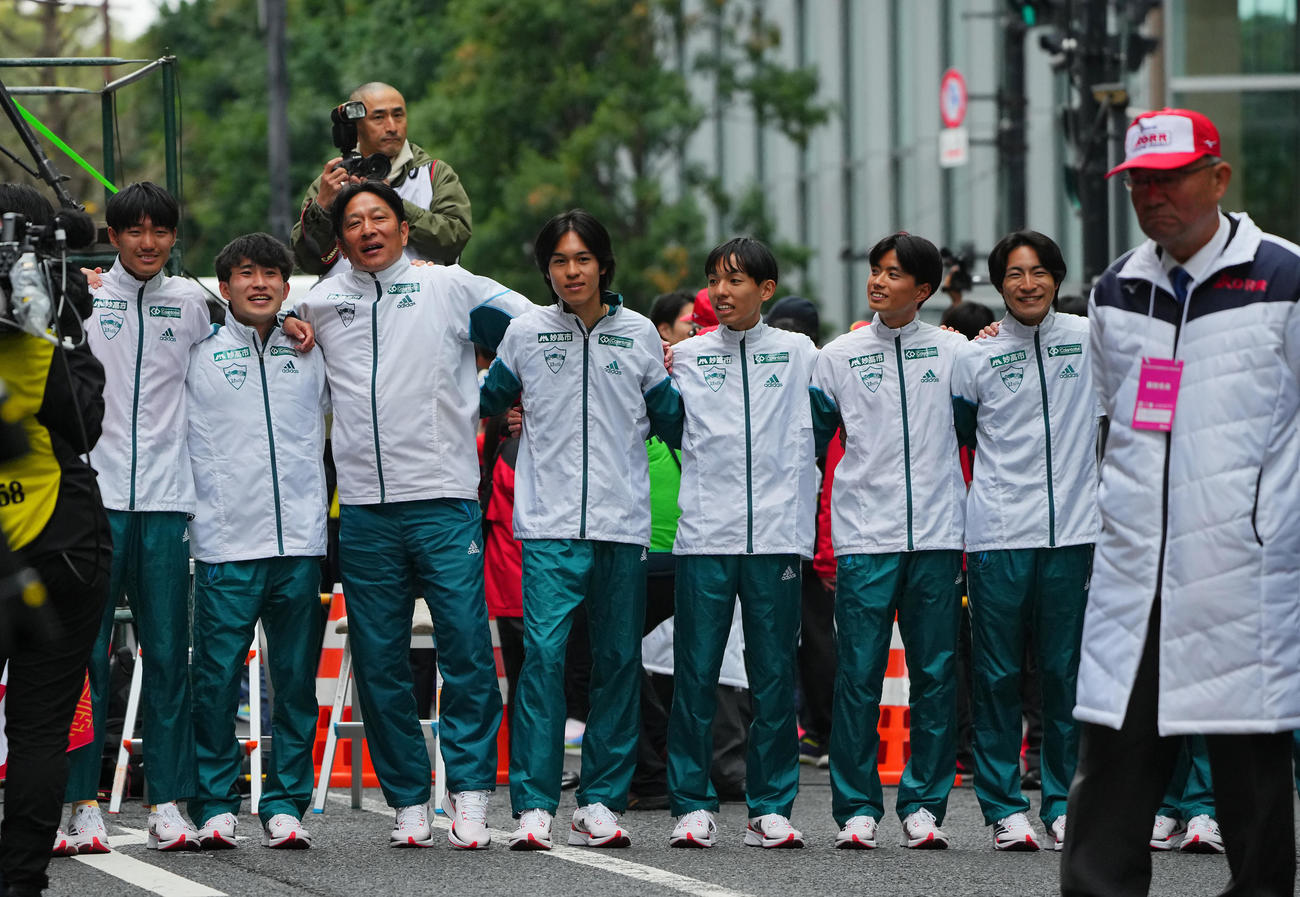 箱根駅伝　復路　ゴール地点で肩を組み青学大10区宇田川待つ原監督（左から3人目）ら選手たち（撮影・垰建太）