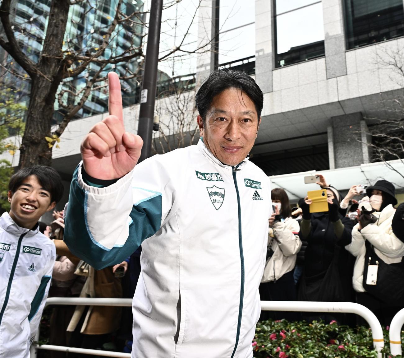 総合優勝を決めNo．1ポーズする青学大・原監督＝2024年1月3日