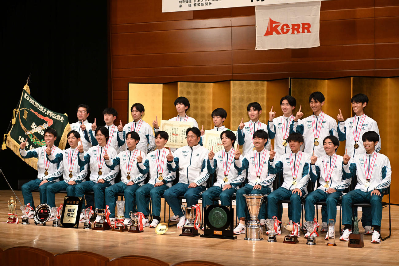 総合優勝を決め、記念撮影に臨む青学大の選手たち（代表撮影）