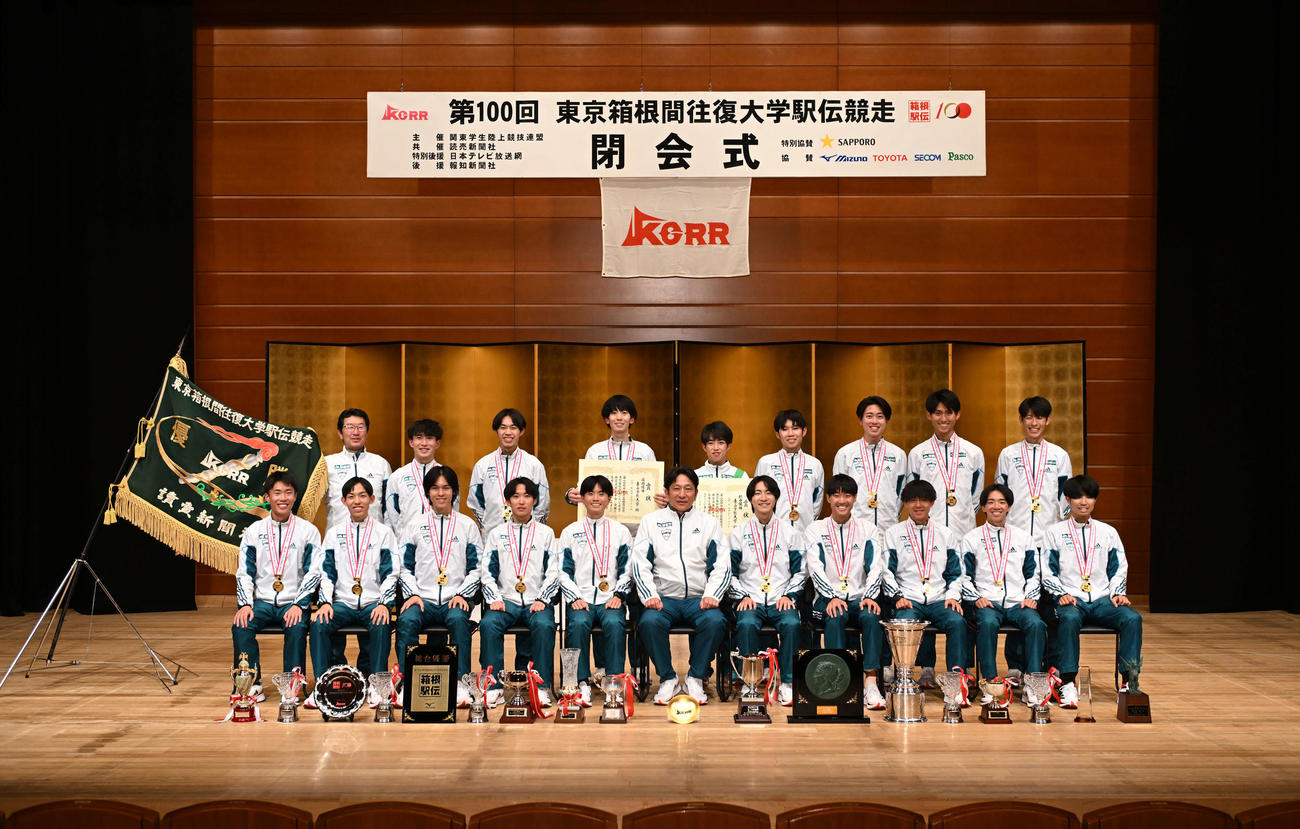 総合優勝を決め、記念撮影に臨む青学大の選手たち（代表撮影）