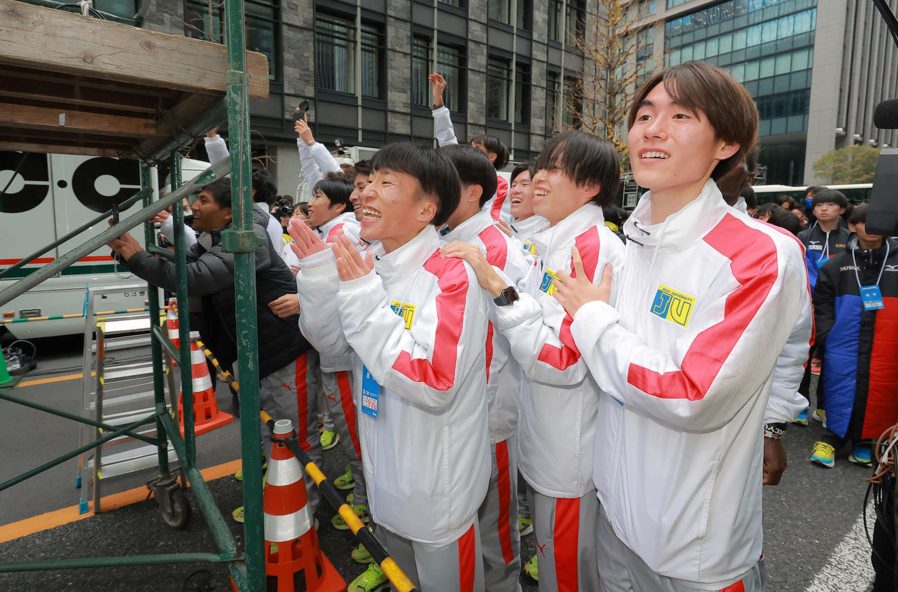 3位でゴールに向かう城西大10区の中田を応援する山本（中央）と選手たち（代表撮影）