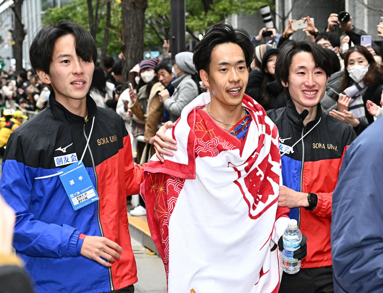 ゴールし引き揚げる創価大10区上杉（中央）（撮影・滝沢徹郎）