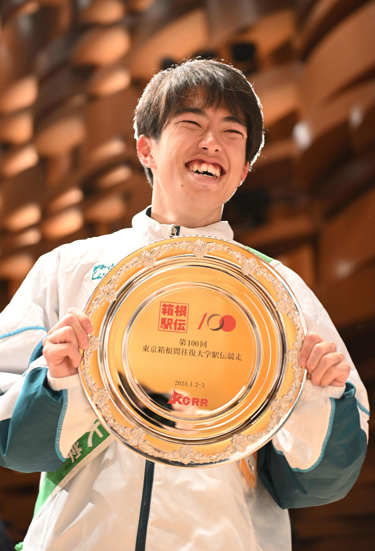 総合優勝を決め、笑顔を見せる青学大の志貴主将（代表撮影）