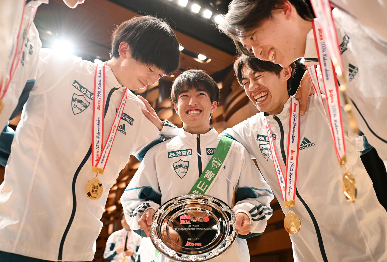 総合優勝を決め、チームメートと喜び合う青学大の志貴主将（中央）（代表撮影）