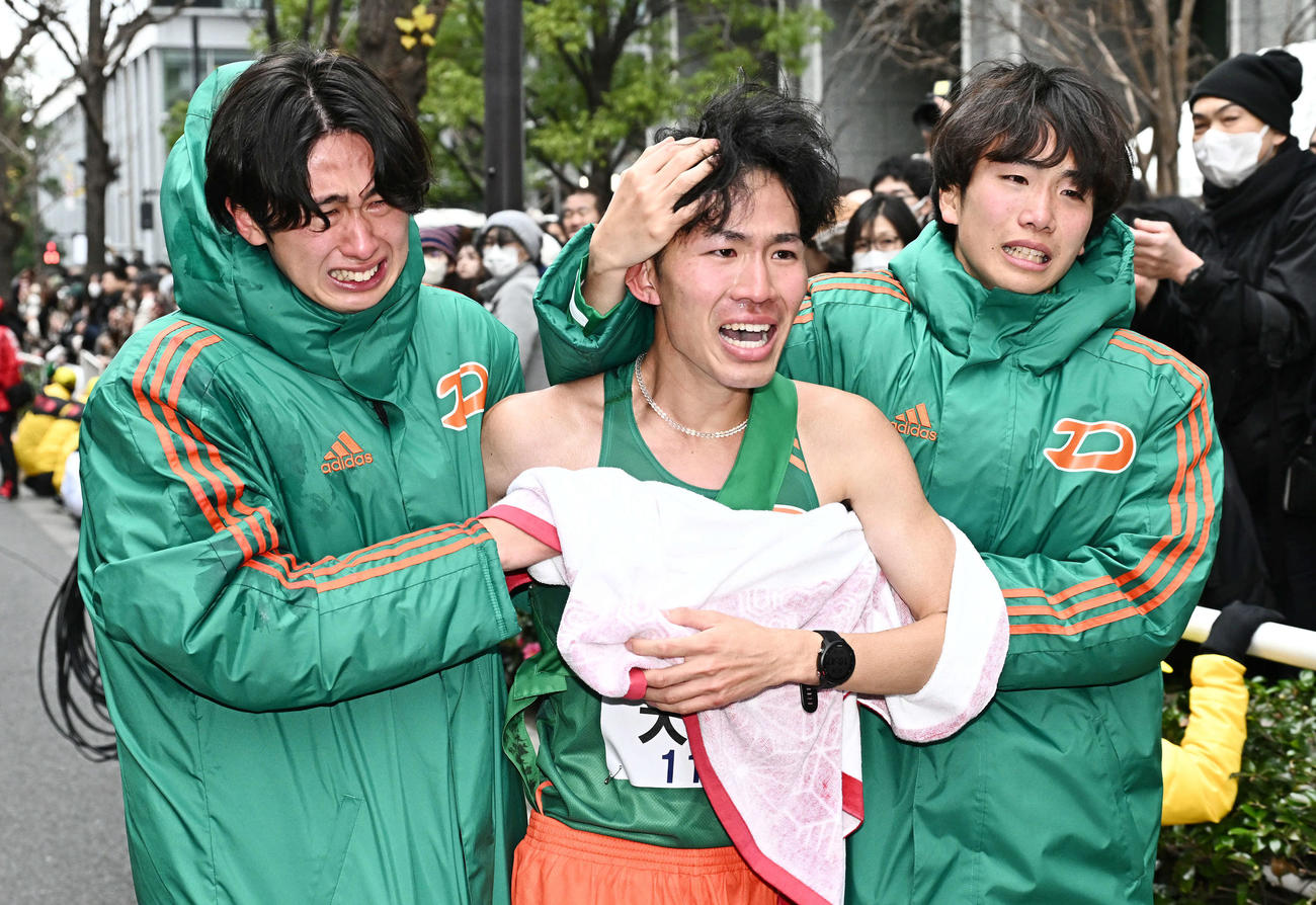 シード権を獲得しうれし泣きする大東大10区佐々木（中央）ら（撮影・滝沢徹郎）