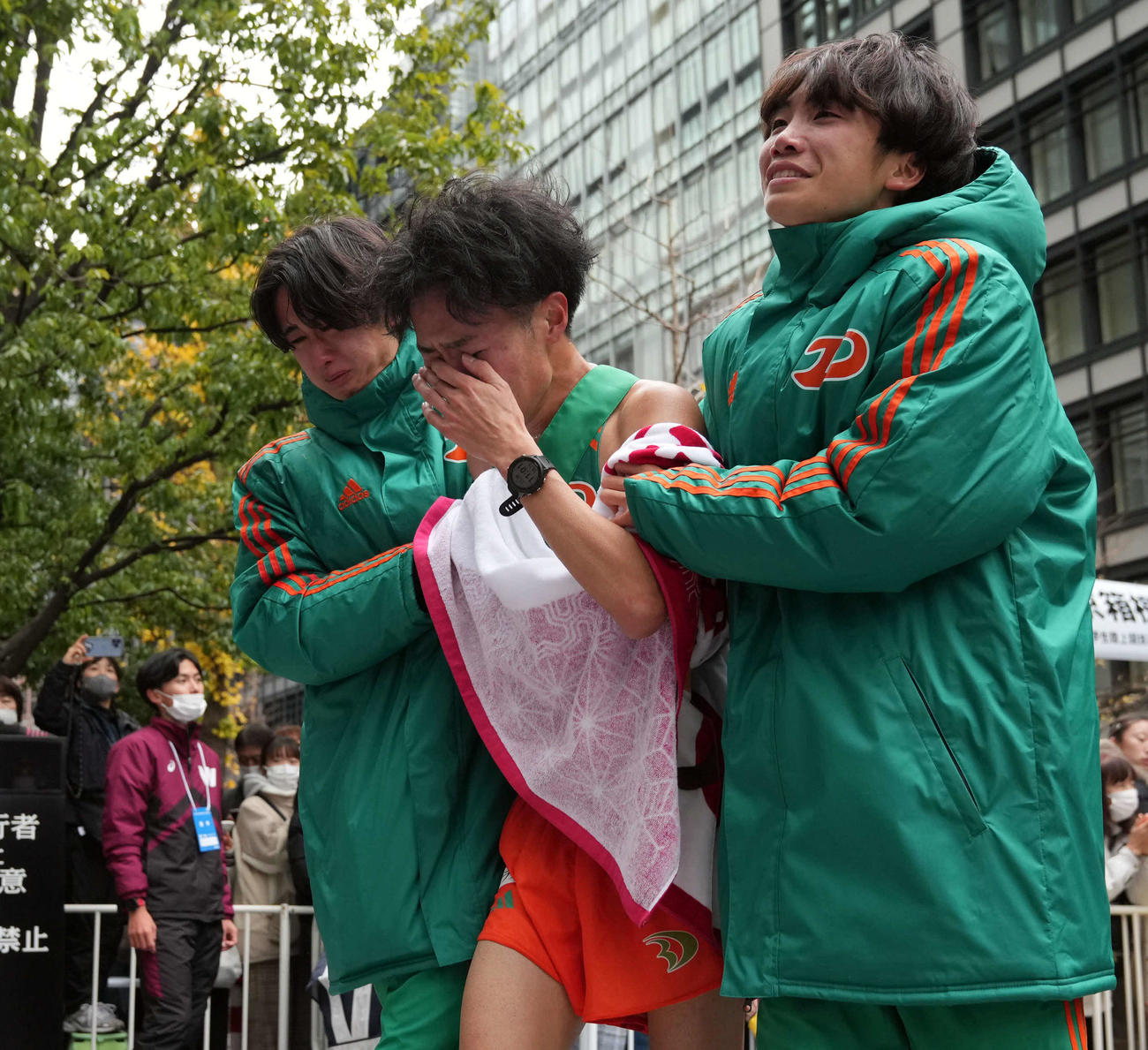 総合10位で来年のシード権を獲得した大東大・10区佐々木は涙を流しながら引き揚げる（撮影・たえ見朱実）
