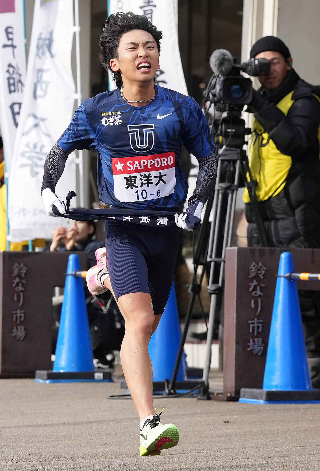 小田原中継所に到着した東洋大6区西村（撮影・鈴木みどり）