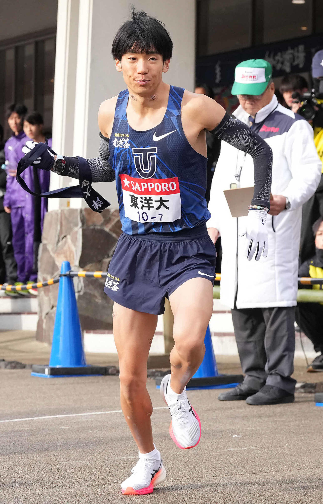 小田原中継所を出発する東洋大7区熊崎（撮影・鈴木みどり）