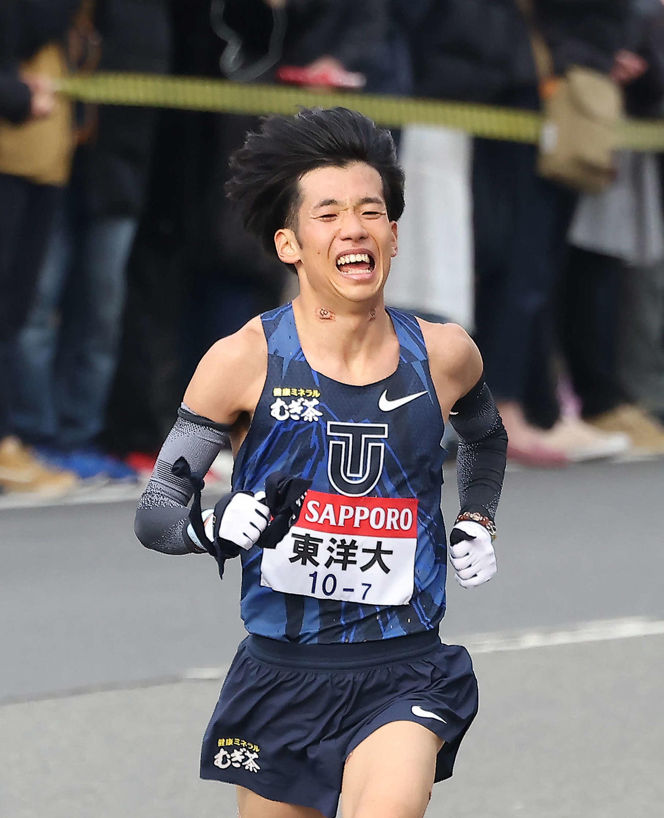 平塚中継所手前を力走する東洋大7区熊崎（撮影・河田真司）