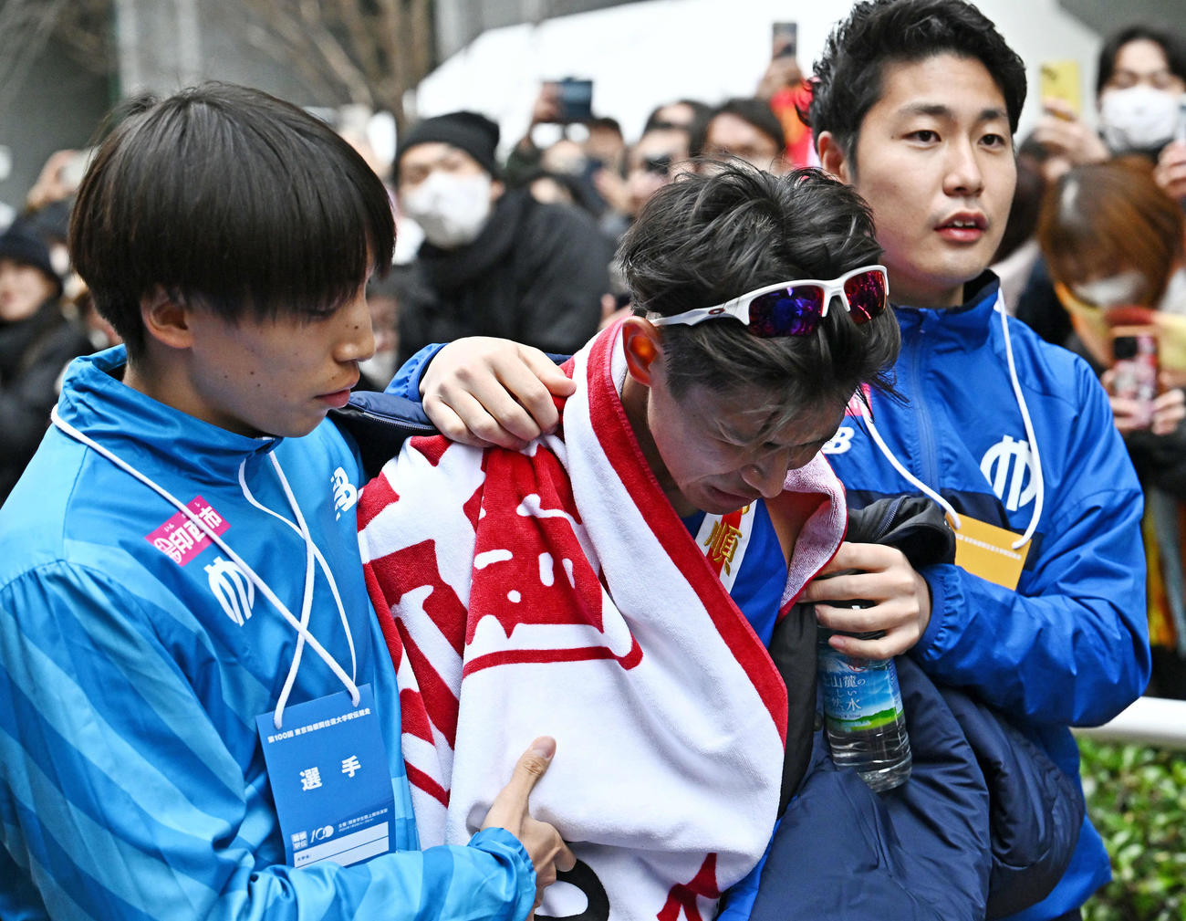 ゴールし引き揚げる順大10区斎藤（中央）（撮影・滝沢徹郎）