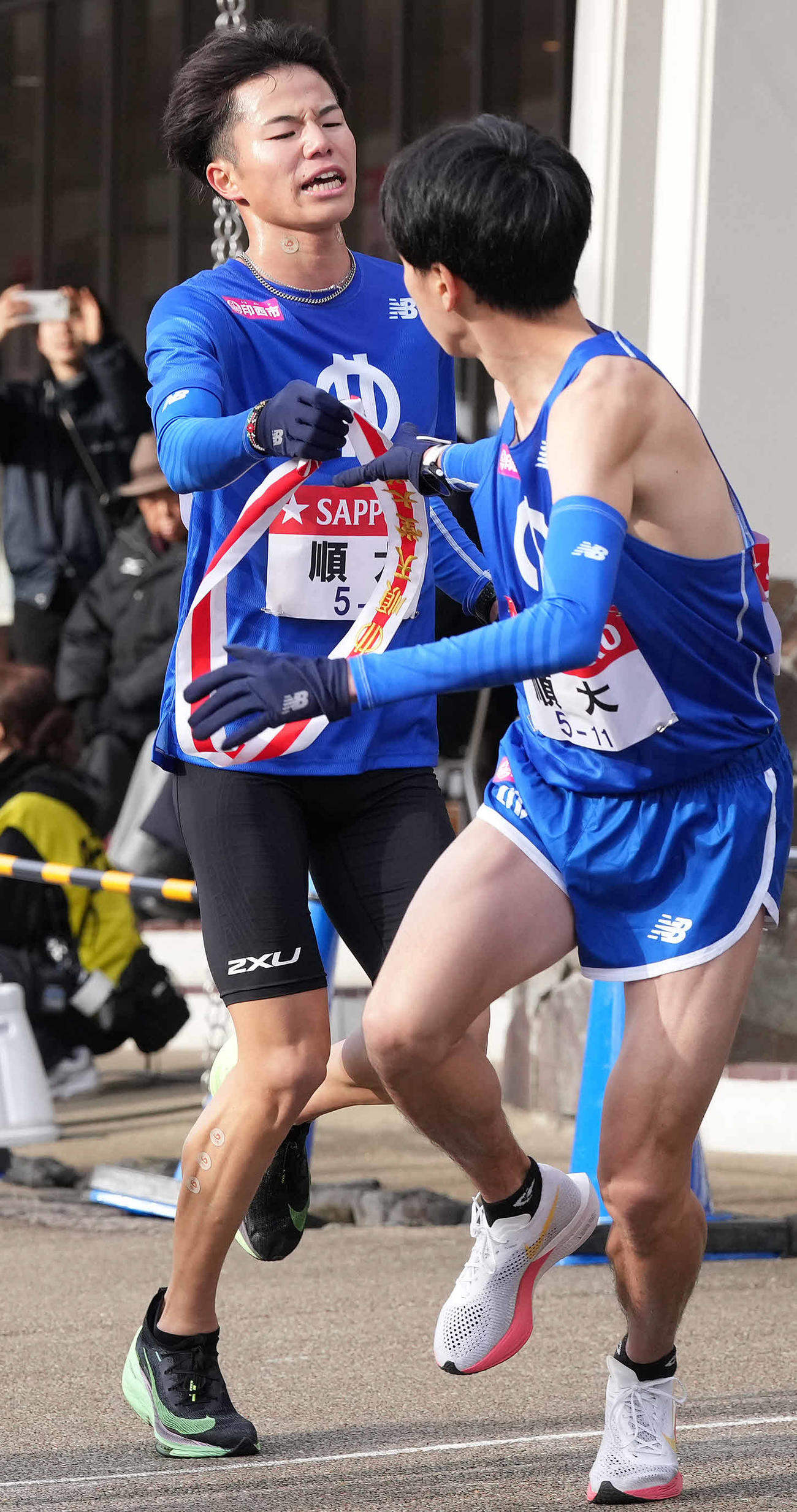 小田原中継所に到着した順大6区氷見（左）（撮影・鈴木みどり）