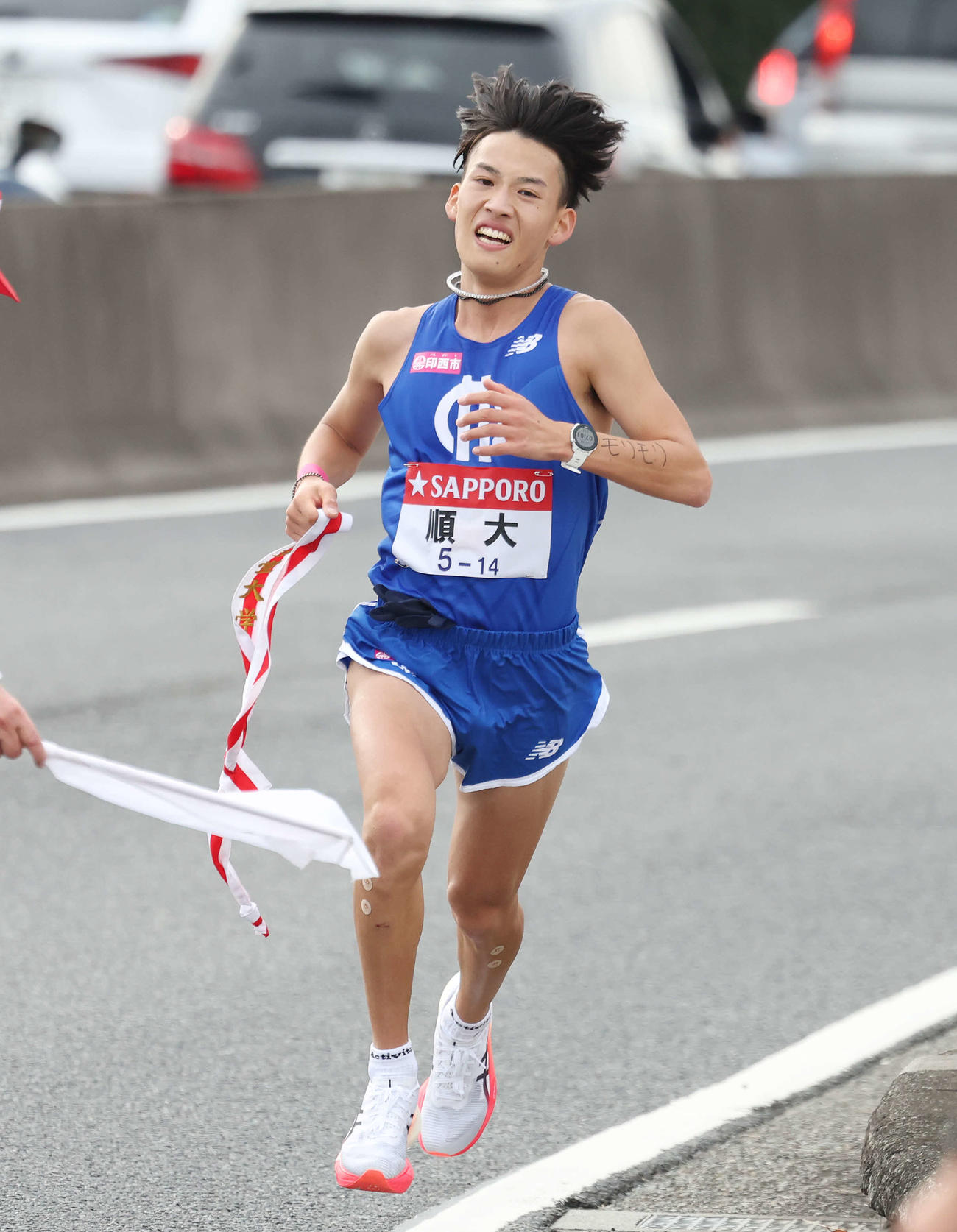戸塚中継所に駆け込む順大8区森本（撮影・宮地輝）