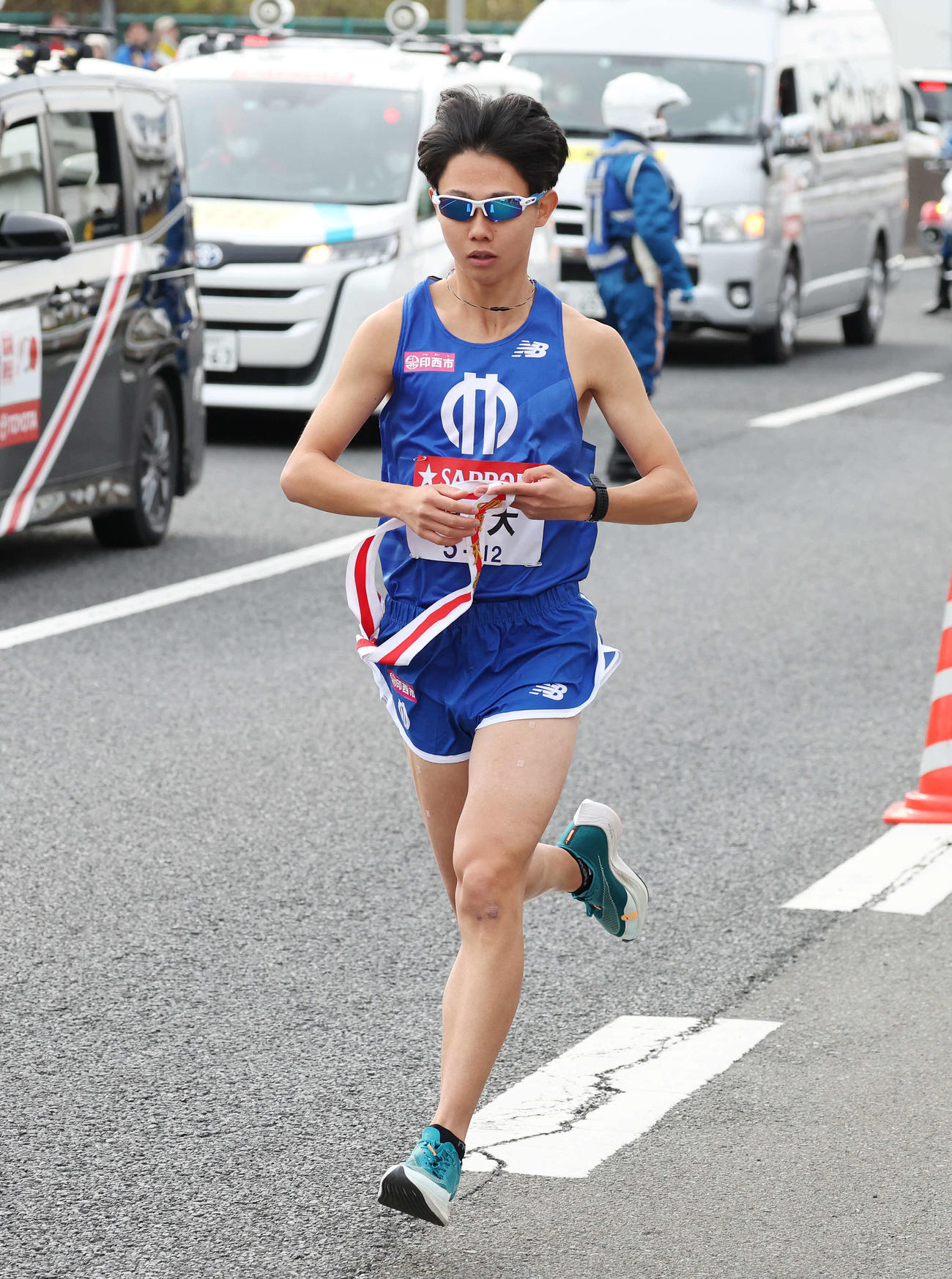 戸塚中継所でタスキを受け、駆け出す順大9区藤原（撮影・宮地輝）