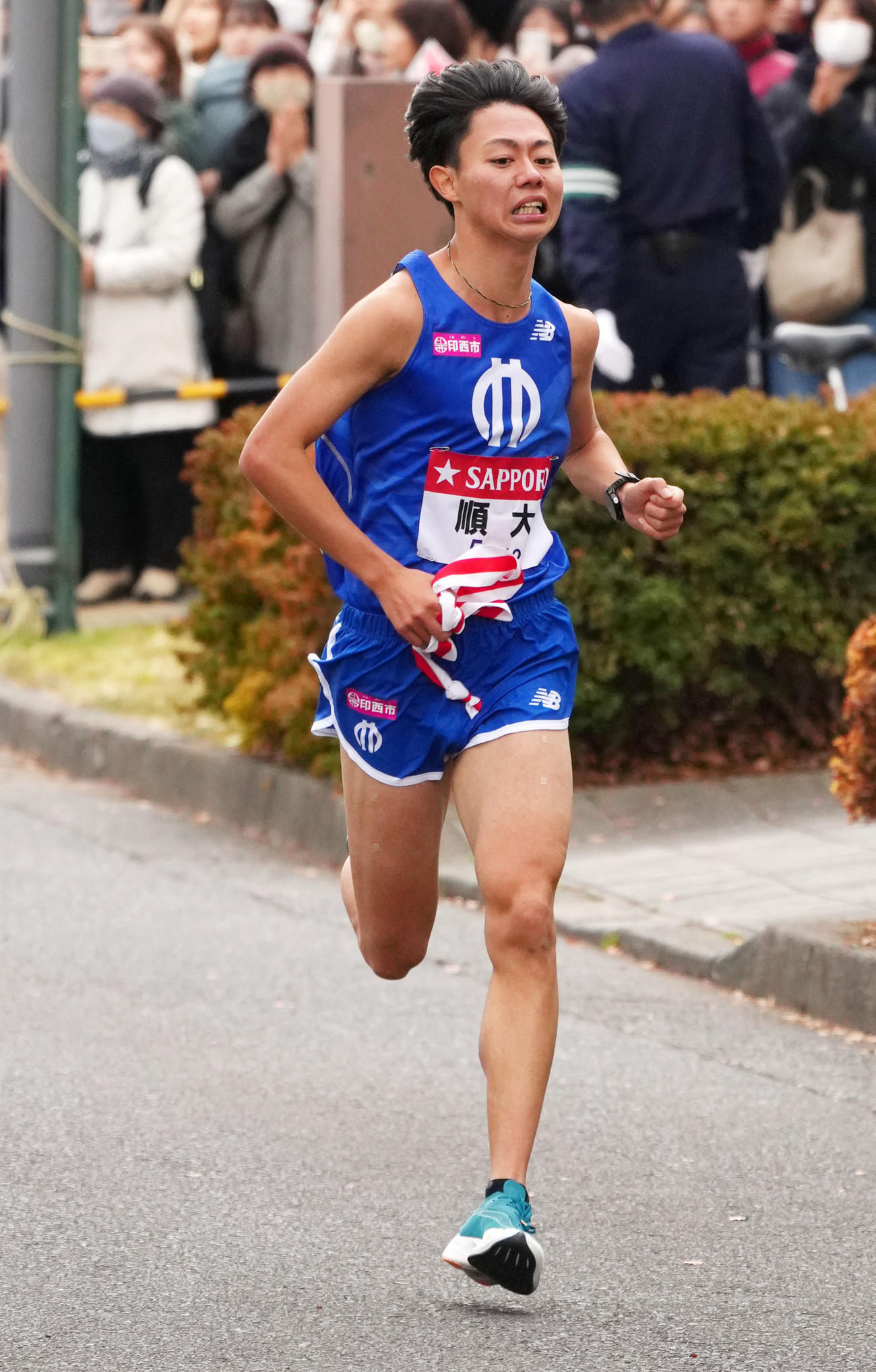 繰り上げスタート後に鶴見中継所に到着する順大9区藤原（撮影・横山健太）