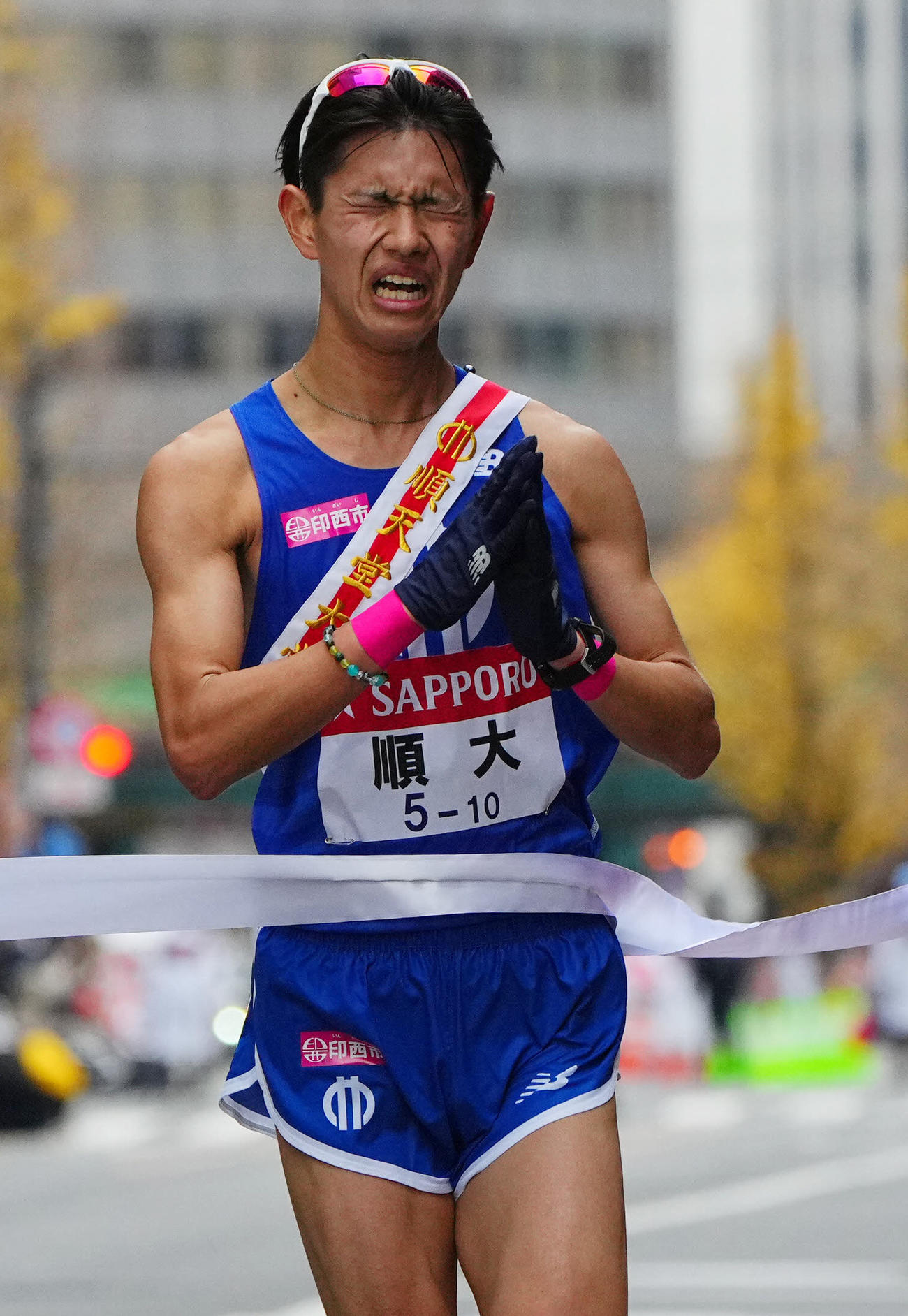 手を合わせながらゴールする順大10区斎藤（撮影・垰建太）