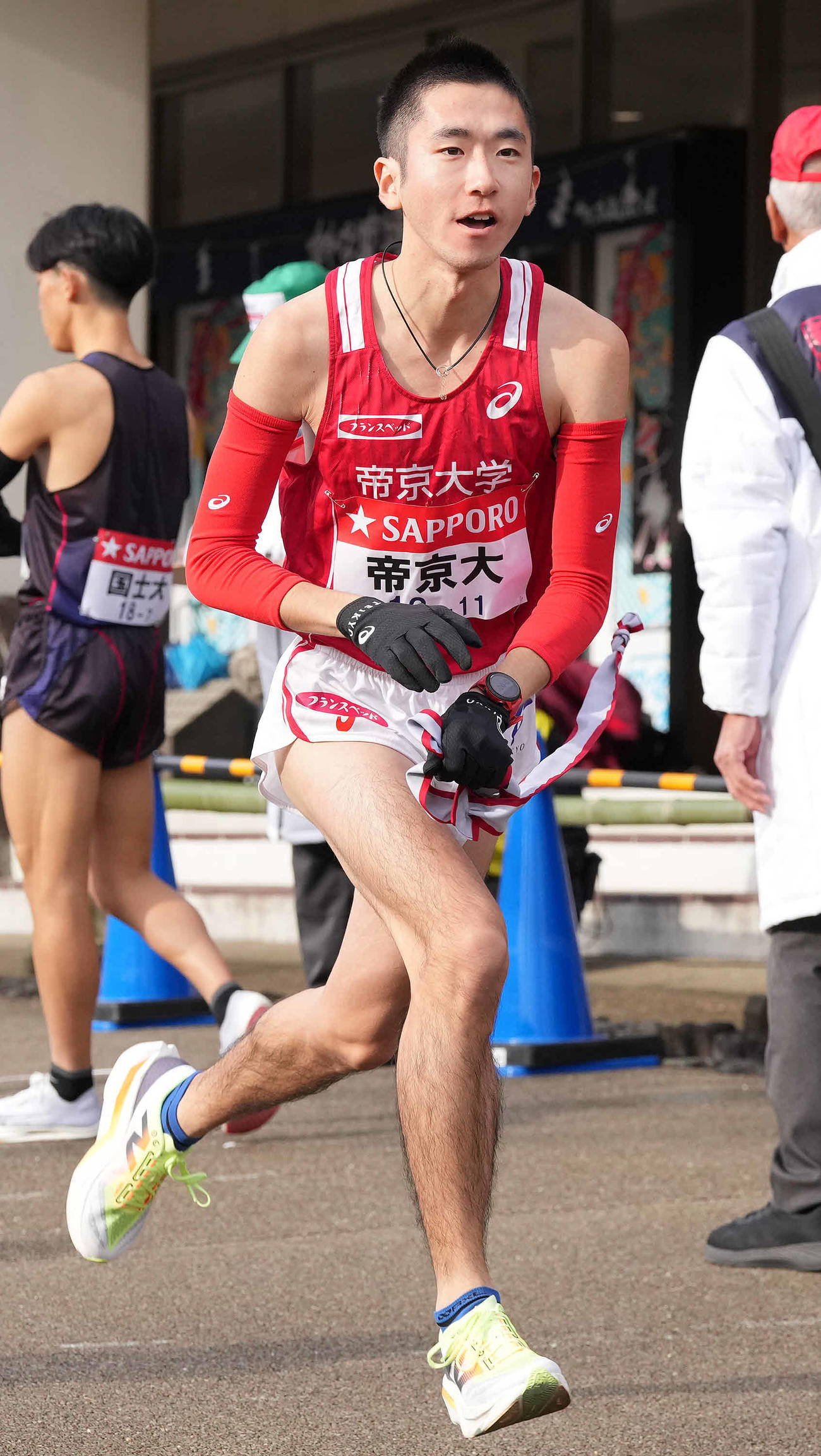 小田原中継所を出発する帝京大7区小野（撮影・鈴木みどり）