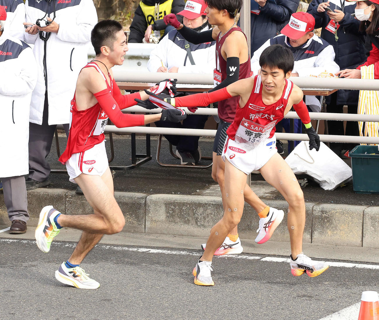 平塚中継所、帝京大7区小野（左）は7位で8区島田にたすきを渡す（撮影・河田真司）