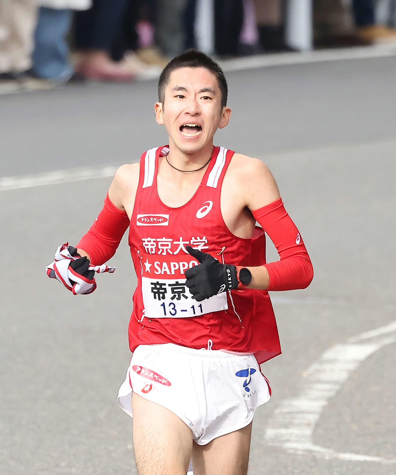 平塚中継所手前を力走する帝京大7区小野（撮影・河田真司）