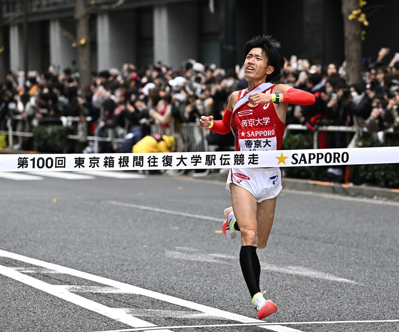 ゴールする帝京大10区日高（撮影・滝沢徹郎）