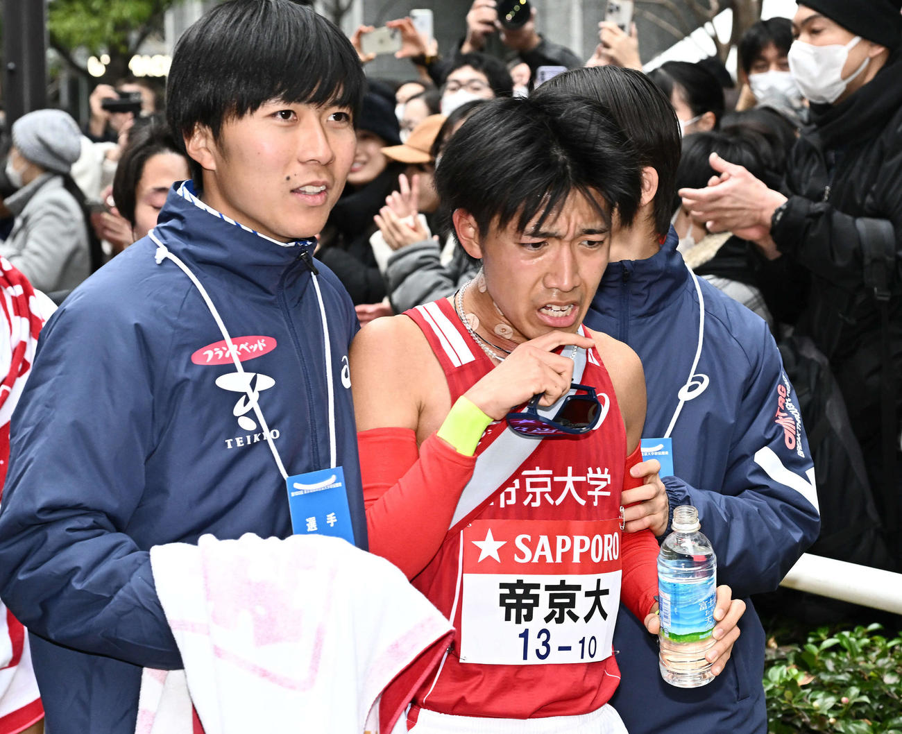 ゴールし引き揚げる帝京大10区日高（右）（撮影・滝沢徹郎）
