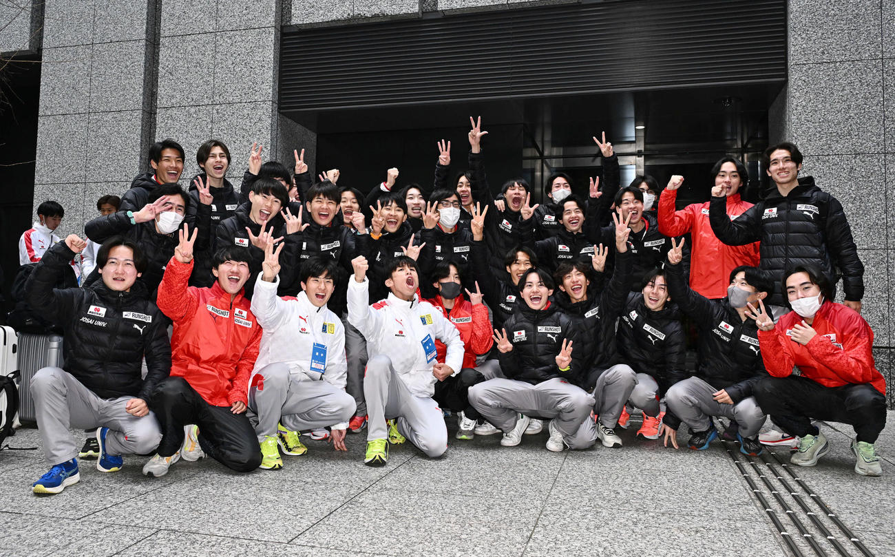 総合3位となり歓声を上げ、記念撮影する城西大の選手たち（撮影・滝沢徹郎）