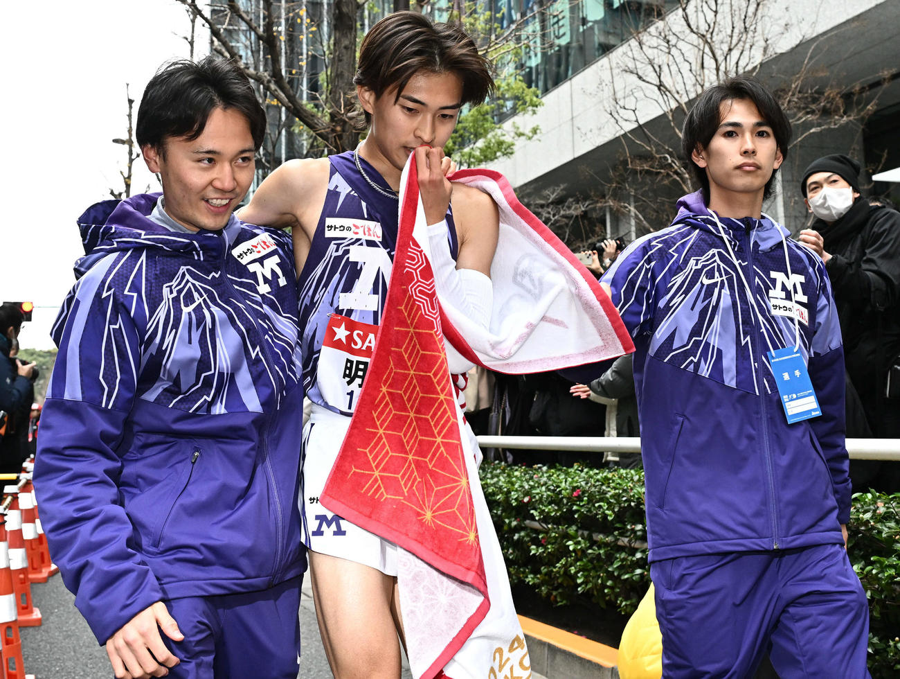 ゴールし引き揚げる明大10区古井（中央）（撮影・滝沢徹郎）