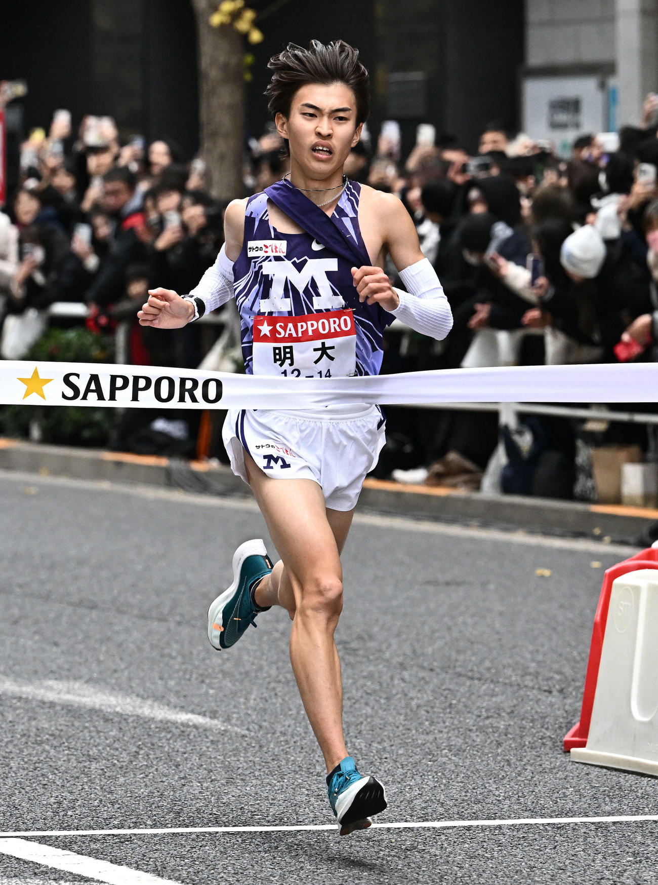ゴールする明大10区古井（撮影・滝沢徹郎）