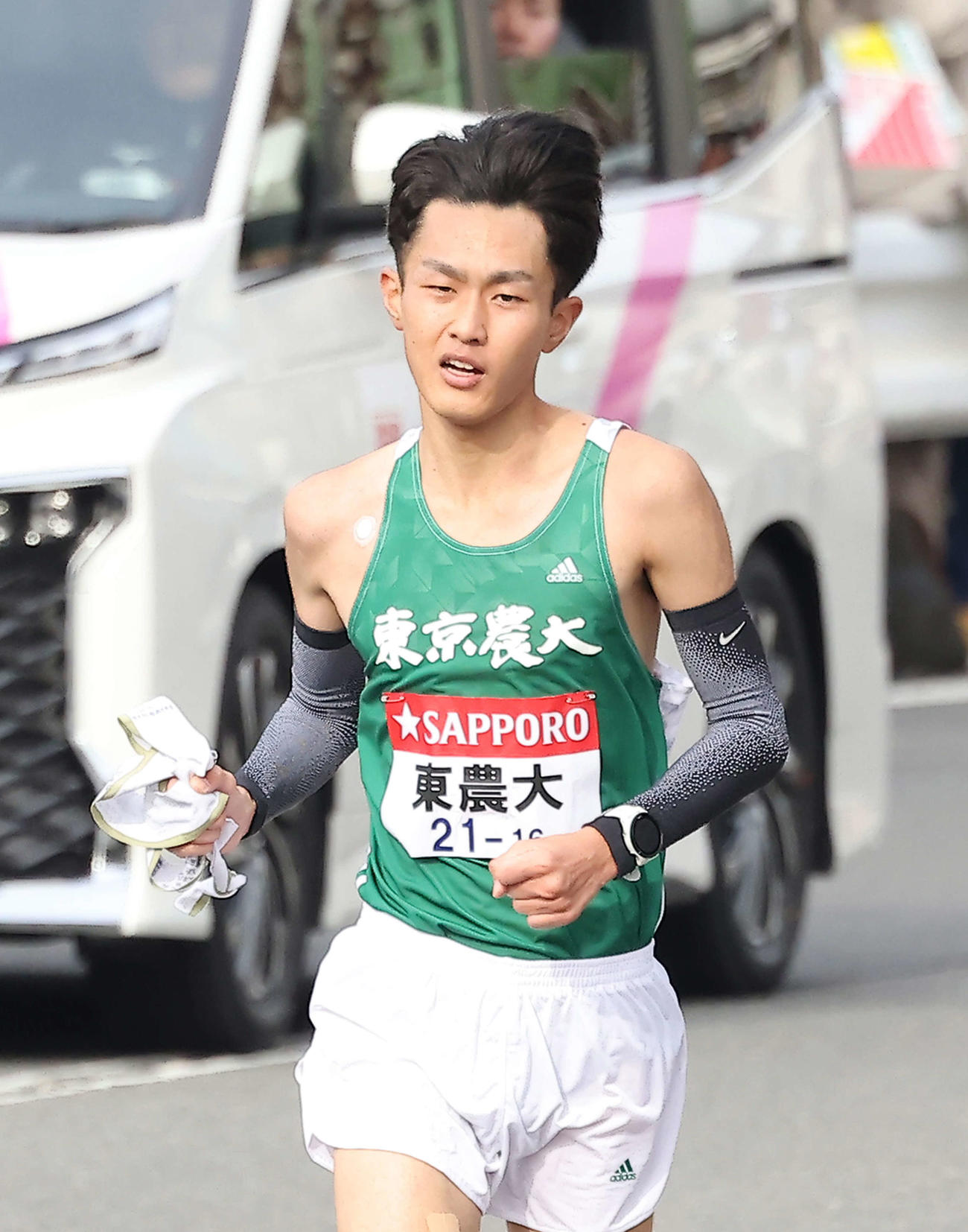 平塚中継所手前を力走する東農大7区前田（撮影・河田真司）