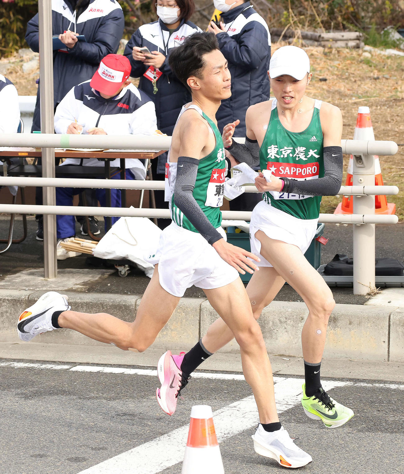 平塚中継所、東農大7区前田（左）は20位で8区円谷（撮影・河田真司）