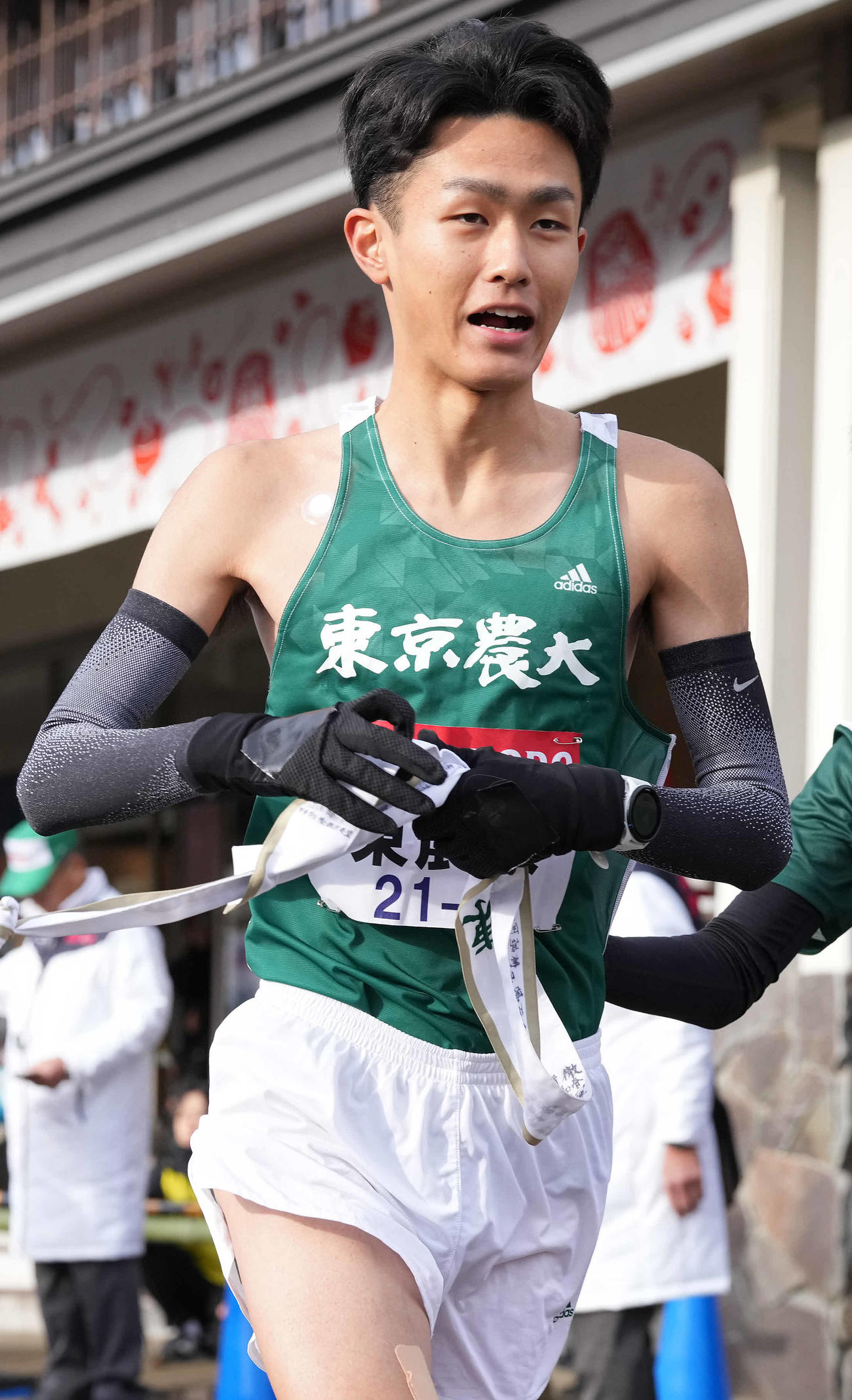 小田原中継所を出発する東農大7区前田（撮影・鈴木みどり）
