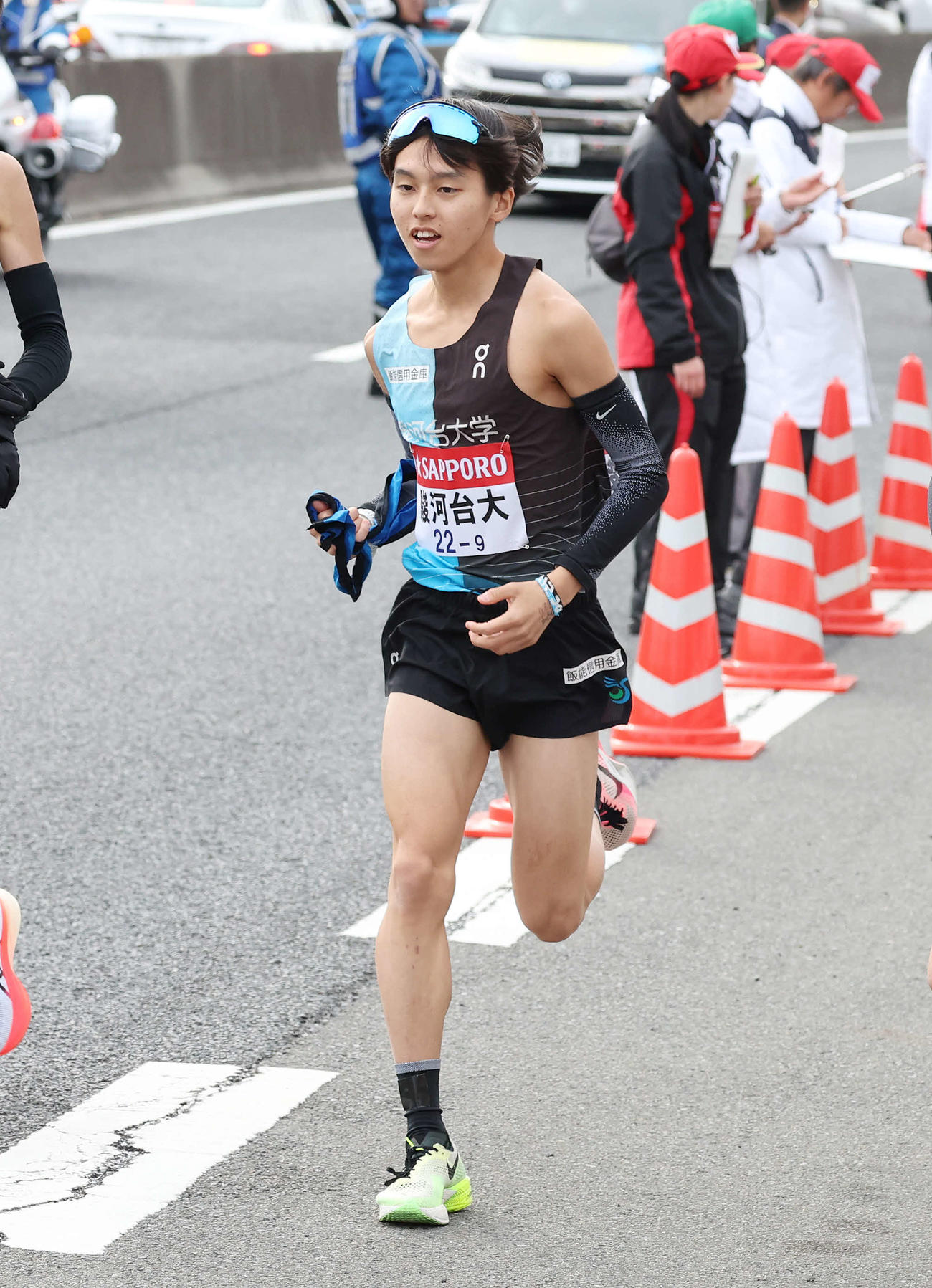 戸塚中継所でタスキを受け、駆け出す駿河台大9区長田（撮影・宮地輝）