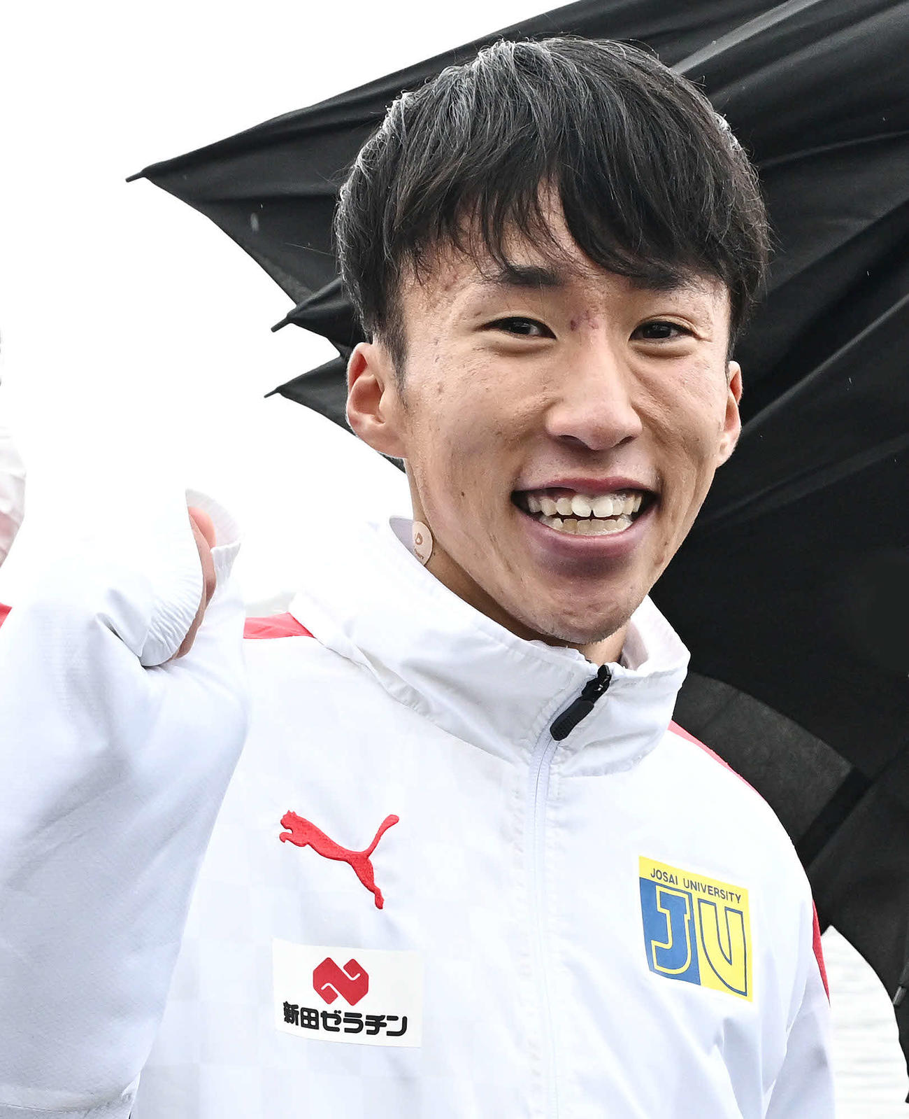 2日、5区区間賞の城西大・山本は笑顔を見せる