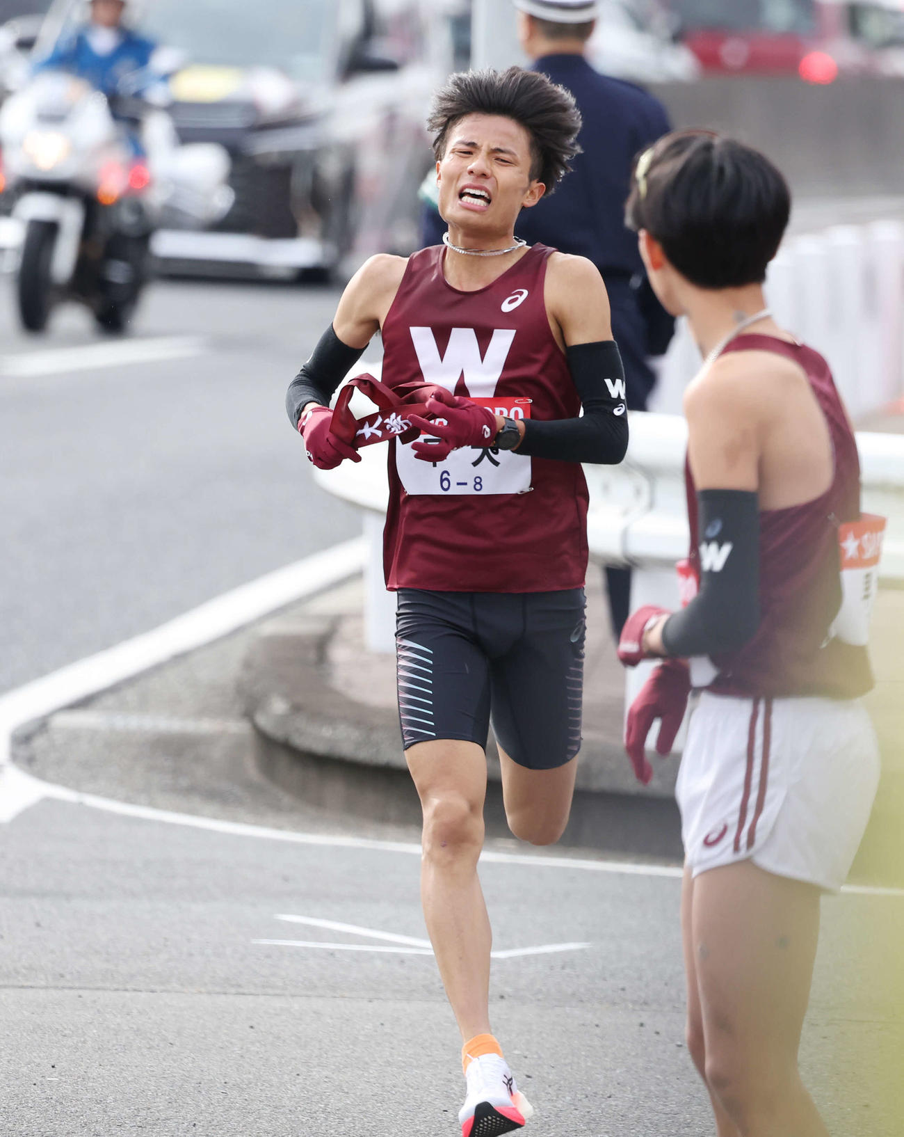 戸塚中継所に駆け込む早大8区伊福（撮影・宮地輝）